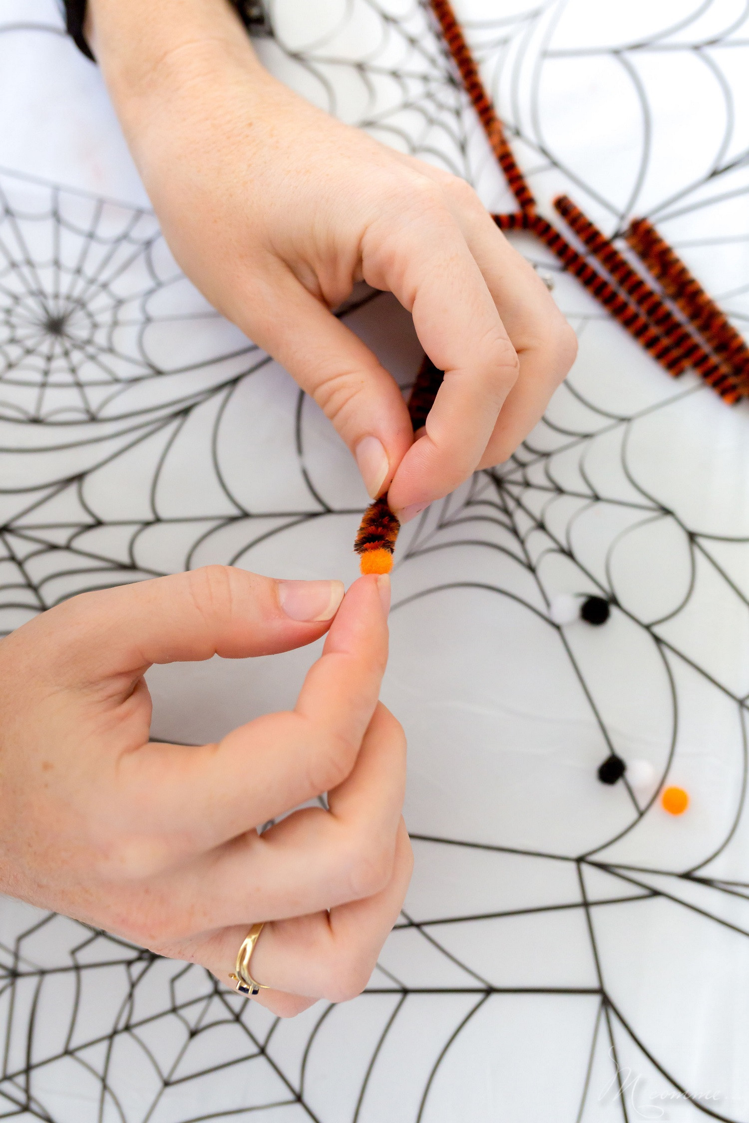 Place à la création avec vos enfants avec ce tuto araignée pompon qui fera une déco parfaite pour Halloween. Très facile à réaliser ! #tuto #tutoenfant #araignee #araigneepompon #pompon #diy #diyenfant #enfants #maman #famille #activiteenfant #halloween #tutohalloween #loisirscreatifs #diyfacile #tutofacile #activitesdumercredi Araignée pompon