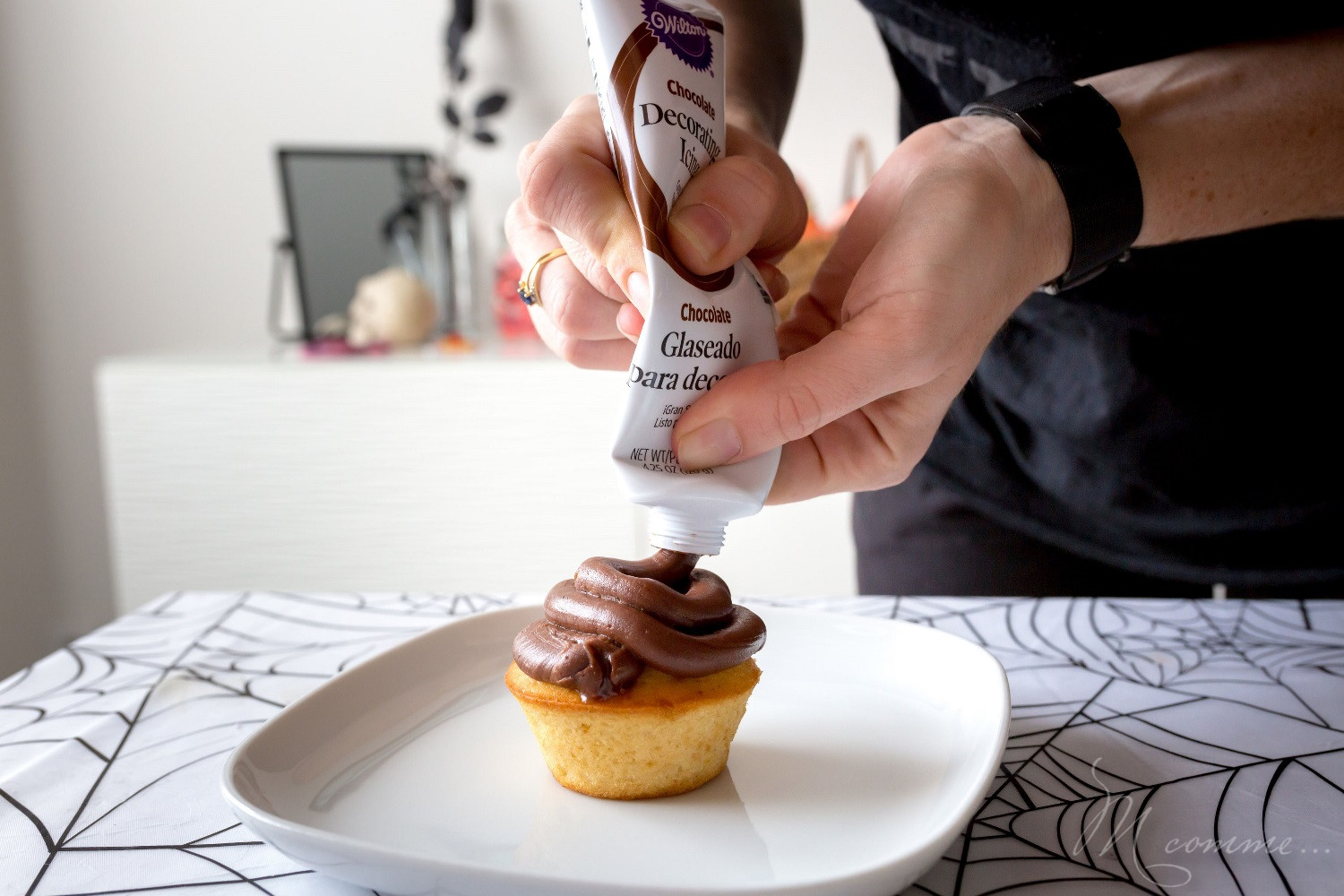 Je vous propose une recette super simple pour pâtisser avec vos enfants et réaliser des muffins chauves-souris pour Halloween. Ça les amusera à coup sûr ! #muffin #chauvesouris #gateauhalloween #halloween #gateau #gateaufacile #patisserieenfant #cuisineenfant #gourmandises #recette #recettefacile #enfants #kids #activitesenfants muffin halloween