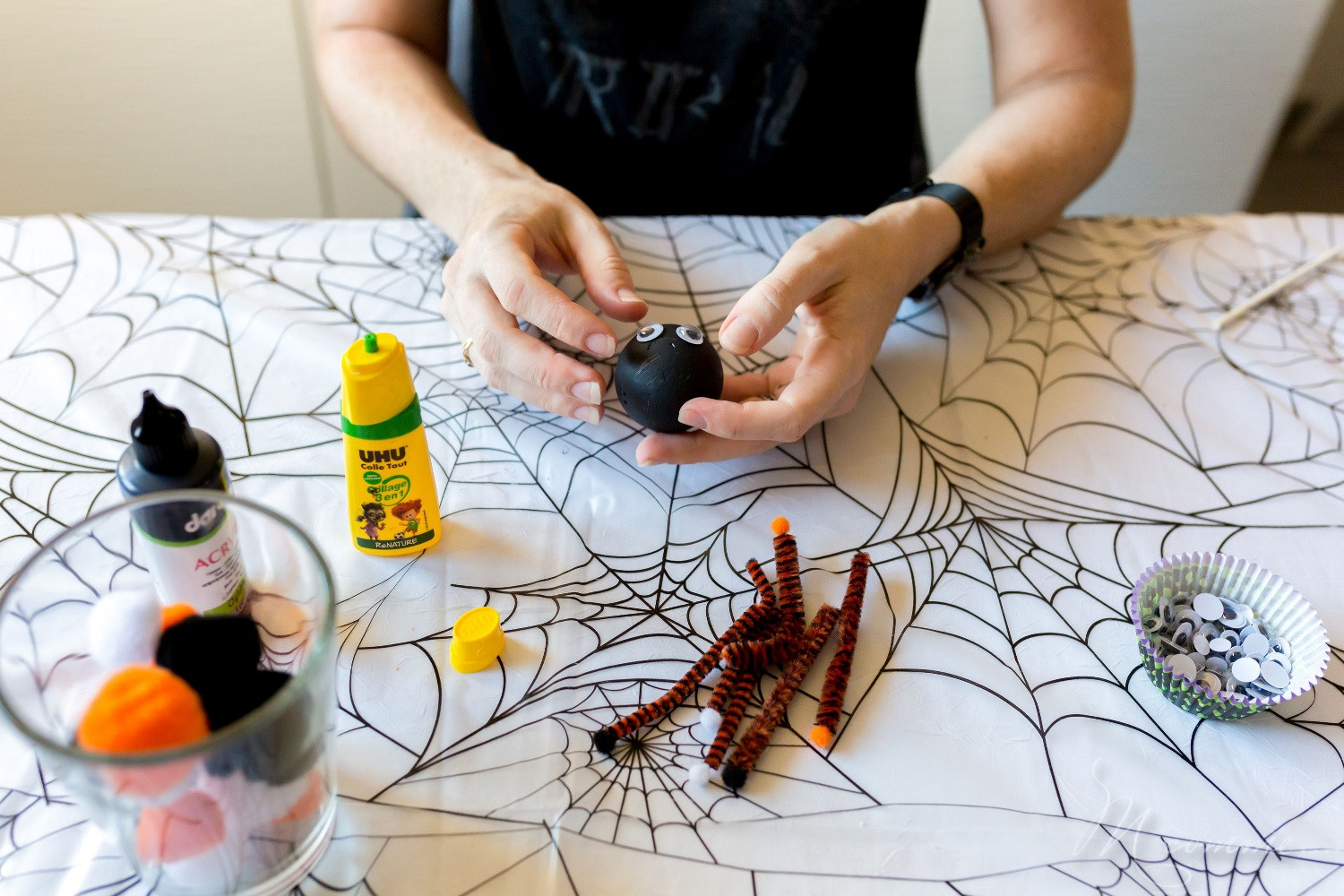 Place à la création avec vos enfants avec ce tuto araignée pompon qui fera une déco parfaite pour Halloween. Très facile à réaliser ! #tuto #tutoenfant #araignee #araigneepompon #pompon #diy #diyenfant #enfants #maman #famille #activiteenfant #halloween #tutohalloween #loisirscreatifs #diyfacile #tutofacile #activitesdumercredi Araignée pompon