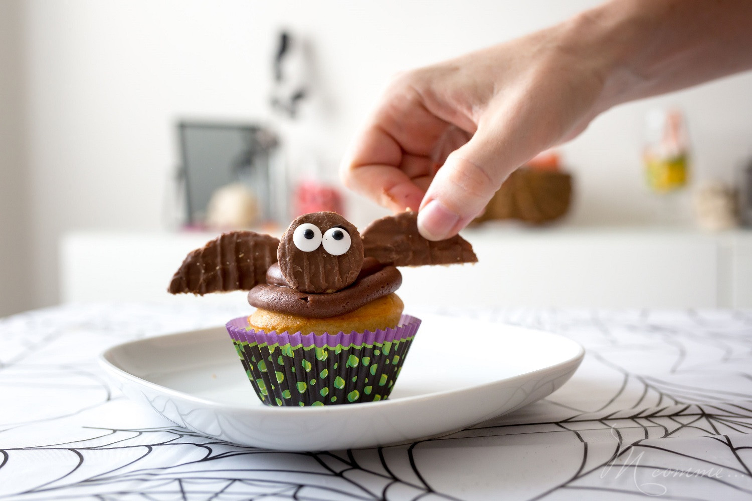 Je vous propose une recette super simple pour pâtisser avec vos enfants et réaliser des muffins chauves-souris pour Halloween. Ça les amusera à coup sûr ! #muffin #chauvesouris #gateauhalloween #halloween #gateau #gateaufacile #patisserieenfant #cuisineenfant #gourmandises #recette #recettefacile #enfants #kids #activitesenfants muffin halloween