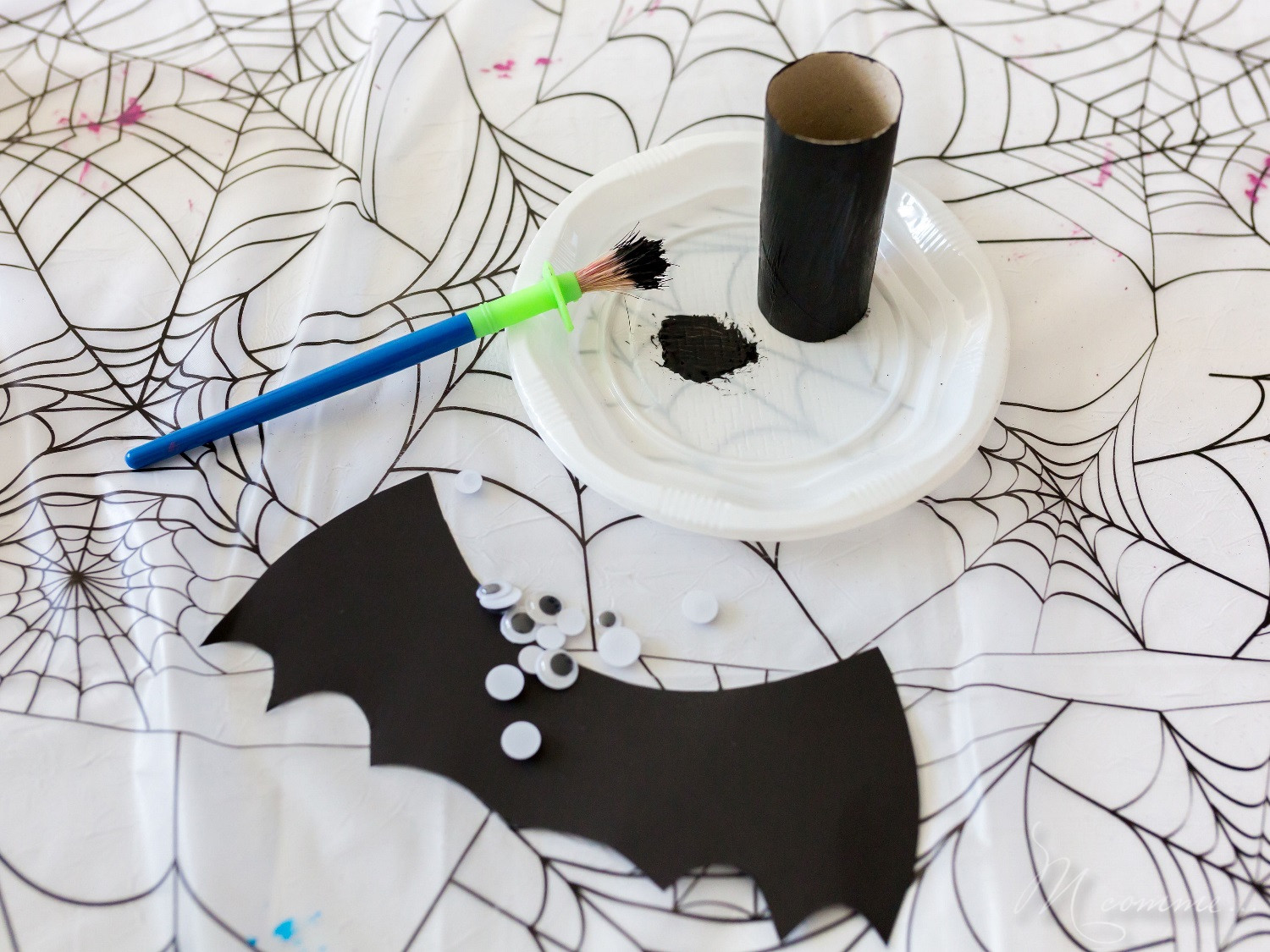 C’est les vacances et vous ne savez peut-être pas comment occuper les enfants qui commencent à trouver le temps long à l’approche d’Halloween. Je vous propose un tuto chauve-souris qui vous aidera à les faire patienter. #halloween #tuto #diy #chauvesouris #activitesmanuelles #activiteenfant #enfant tuto chauve-souris