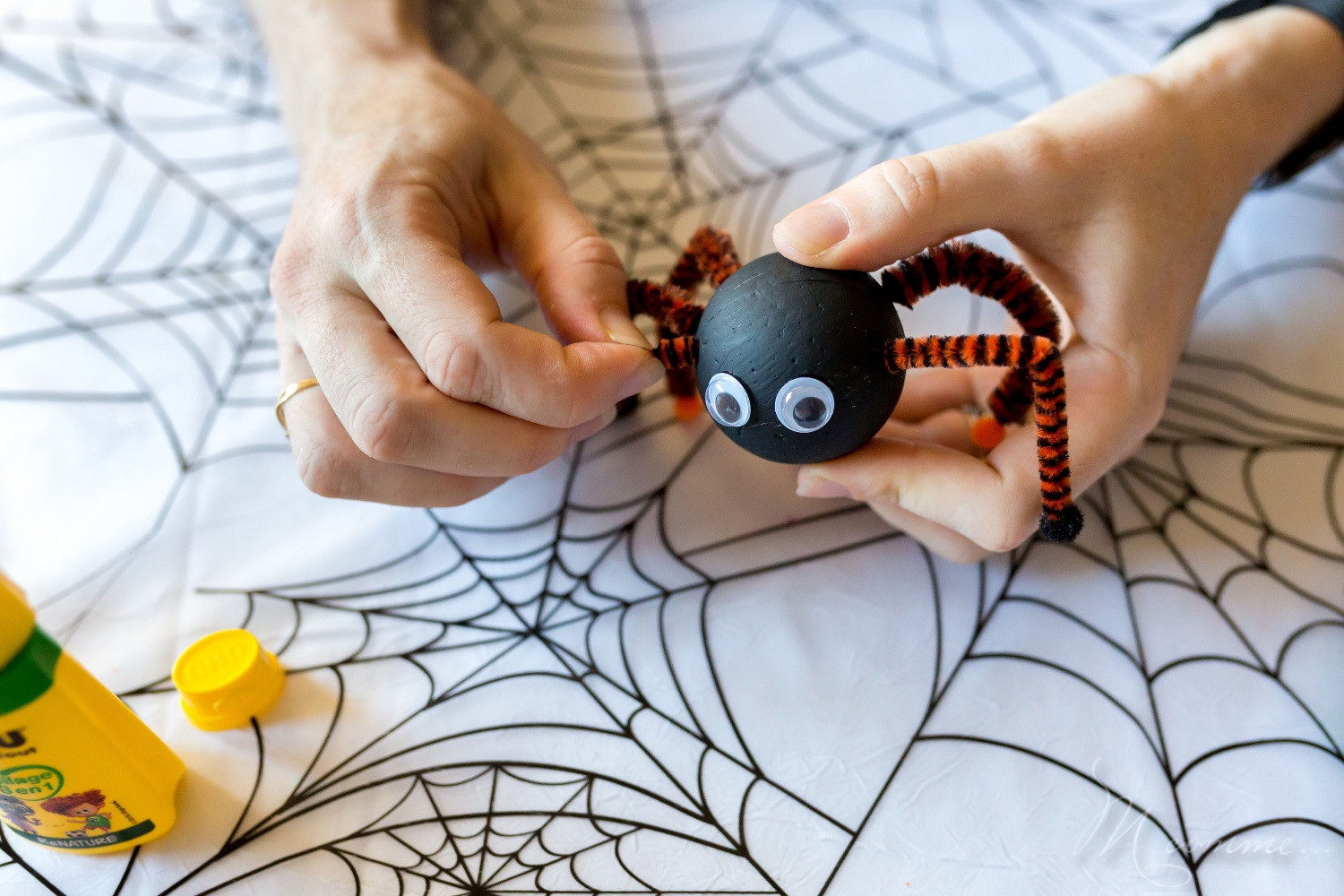 Place à la création avec vos enfants avec ce tuto araignée pompon qui fera une déco parfaite pour Halloween. Très facile à réaliser ! #tuto #tutoenfant #araignee #araigneepompon #pompon #diy #diyenfant #enfants #maman #famille #activiteenfant #halloween #tutohalloween #loisirscreatifs #diyfacile #tutofacile #activitesdumercredi Araignée pompon