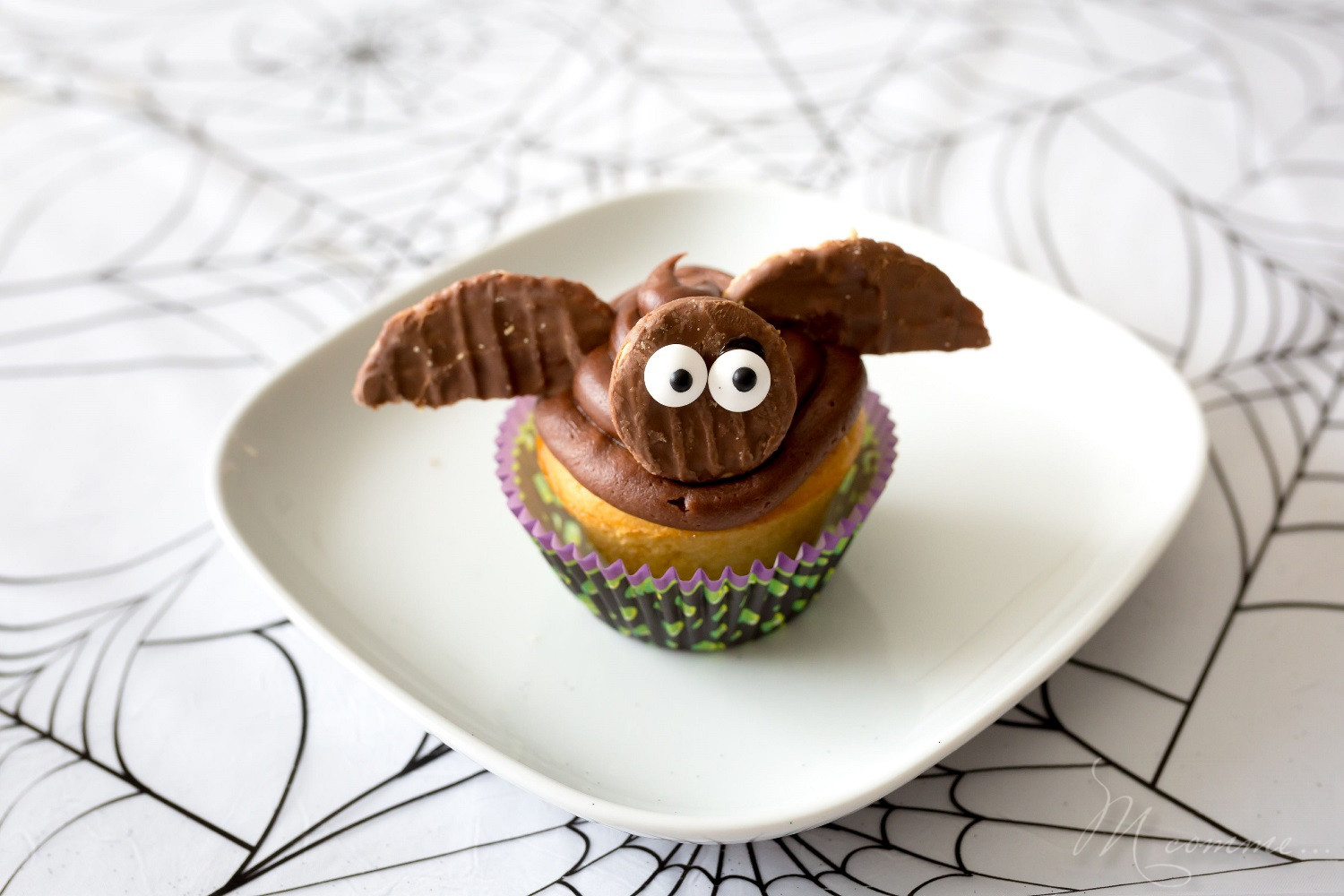 Je vous propose une recette super simple pour pâtisser avec vos enfants et réaliser des muffins chauves-souris pour Halloween. Ça les amusera à coup sûr ! #muffin #chauvesouris #gateauhalloween #halloween #gateau #gateaufacile #patisserieenfant #cuisineenfant #gourmandises #recette #recettefacile #enfants #kids #activitesenfants muffin halloween