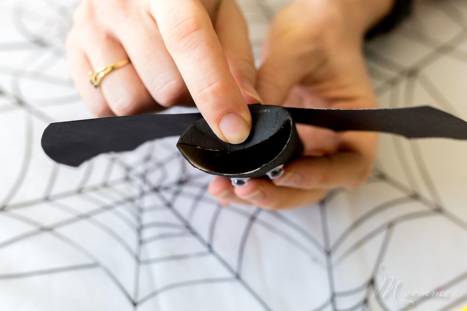 C’est les vacances et vous ne savez peut-être pas comment occuper les enfants qui commencent à trouver le temps long à l’approche d’Halloween. Je vous propose un tuto chauve-souris qui vous aidera à les faire patienter. #halloween #tuto #diy #chauvesouris #activitesmanuelles #activiteenfant #enfant tuto chauve-souris