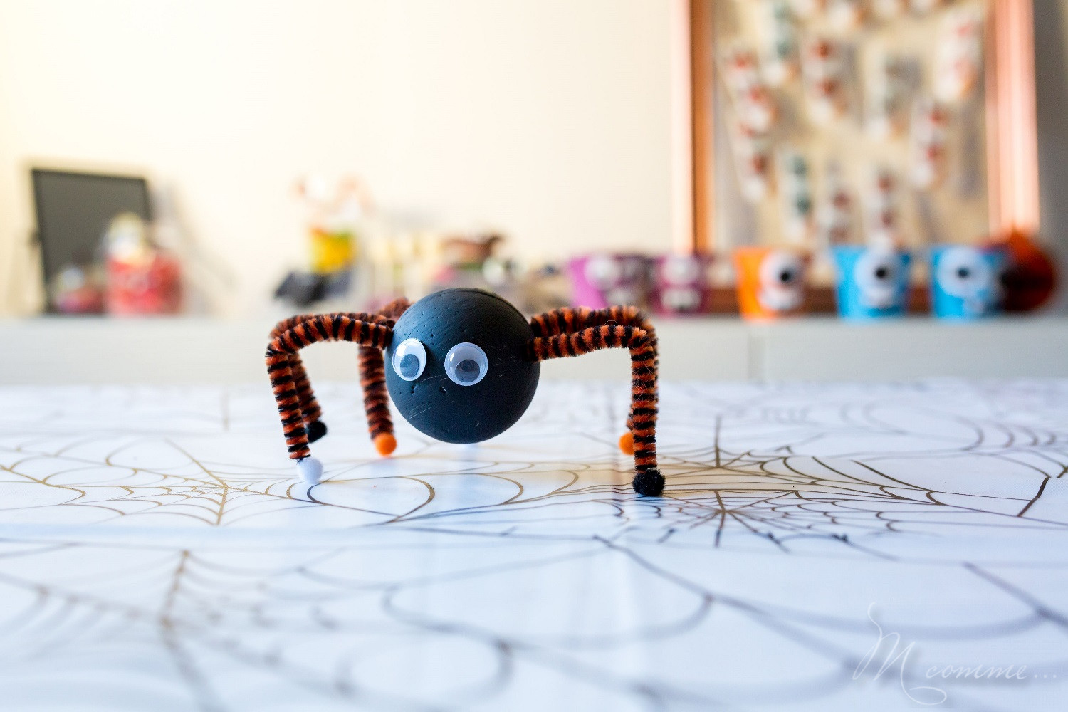 Place à la création avec vos enfants avec ce tuto araignée pompon qui fera une déco parfaite pour Halloween. Très facile à réaliser ! #tuto #tutoenfant #araignee #araigneepompon #pompon #diy #diyenfant #enfants #maman #famille #activiteenfant #halloween #tutohalloween #loisirscreatifs #diyfacile #tutofacile #activitesdumercredi Araignée pompon