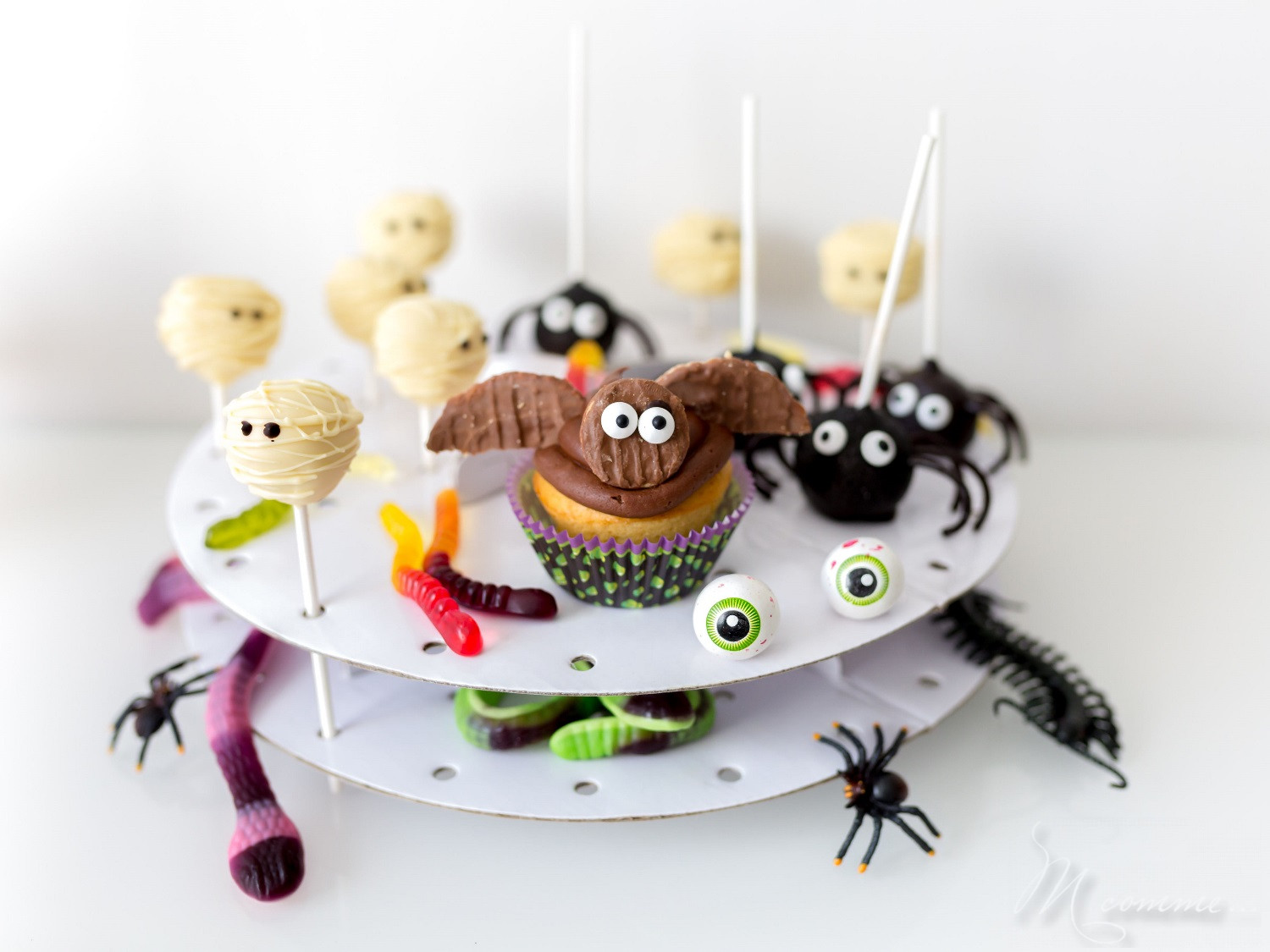 Je vous propose une recette super simple pour pâtisser avec vos enfants et réaliser des muffins chauves-souris pour Halloween. Ça les amusera à coup sûr ! #muffin #chauvesouris #gateauhalloween #halloween #gateau #gateaufacile #patisserieenfant #cuisineenfant #gourmandises #recette #recettefacile #enfants #kids #activitesenfants gâteaux halloween