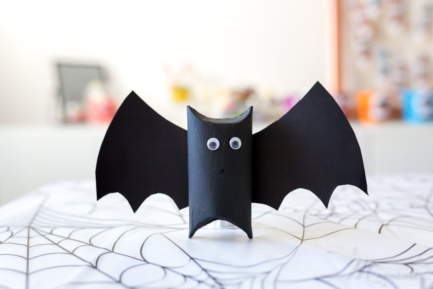 C’est les vacances et vous ne savez peut-être pas comment occuper les enfants qui commencent à trouver le temps long à l’approche d’Halloween. Je vous propose un tuto chauve-souris qui vous aidera à les faire patienter. #halloween #tuto #diy #chauvesouris #activitesmanuelles #activiteenfant #enfant tuto chauve-souris