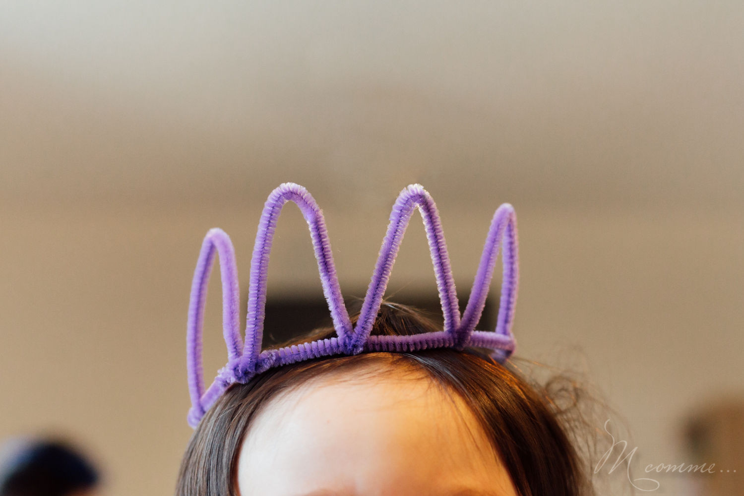 Je vous propose de revisiter la traditionnelle galette des rois en version sucettes et un petit tuto en famille pour réaliser des couronnes des rois. tuto couronne des rois