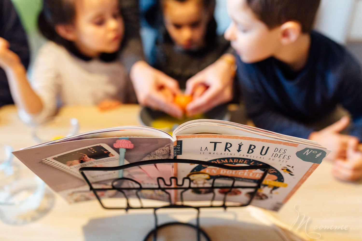Je vous propose de revisiter la traditionnelle galette des rois en version sucettes et un petit tuto en famille pour réaliser des couronnes des rois. galette des rois frangipane