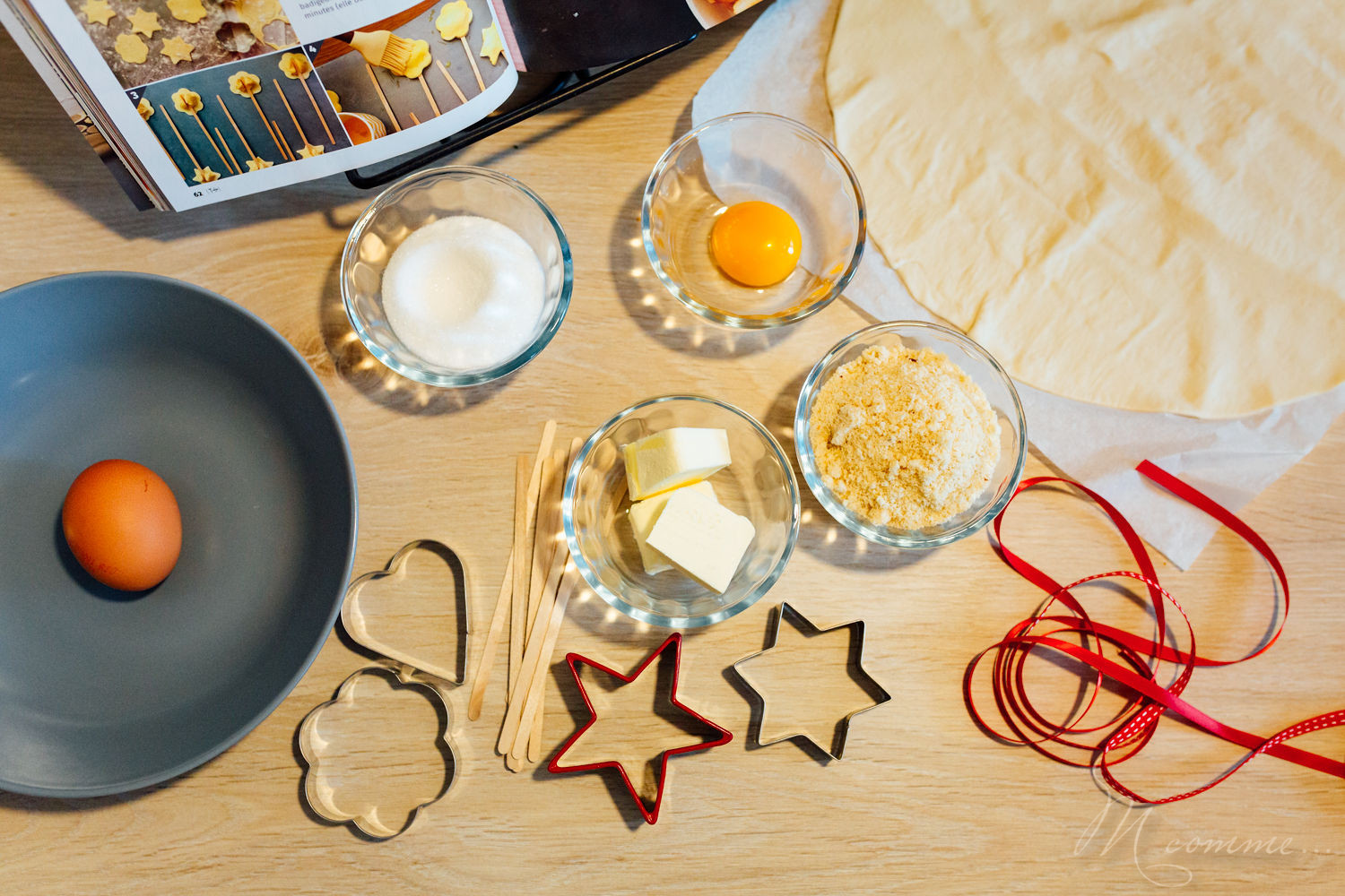 Je vous propose de revisiter la traditionnelle galette des rois en version sucettes et un petit tuto en famille pour réaliser des couronnes des rois. galette des rois frangipane