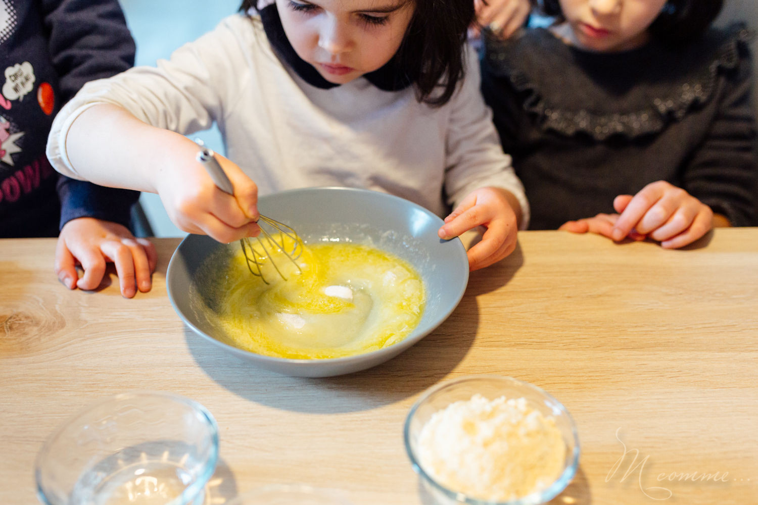 Je vous propose de revisiter la traditionnelle galette des rois en version sucettes et un petit tuto en famille pour réaliser des couronnes des rois. galette des rois frangipane