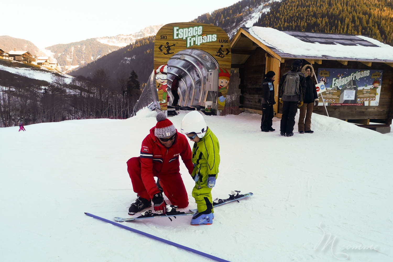 Si vous êtes stressé à l’idée de laisser votre enfant seul faire le trajet de l’école ou que vous avez peur qu'il se perdre dans une foule, le traceur GPS pour enfant peut être une solution traceur GPS enfant weenect