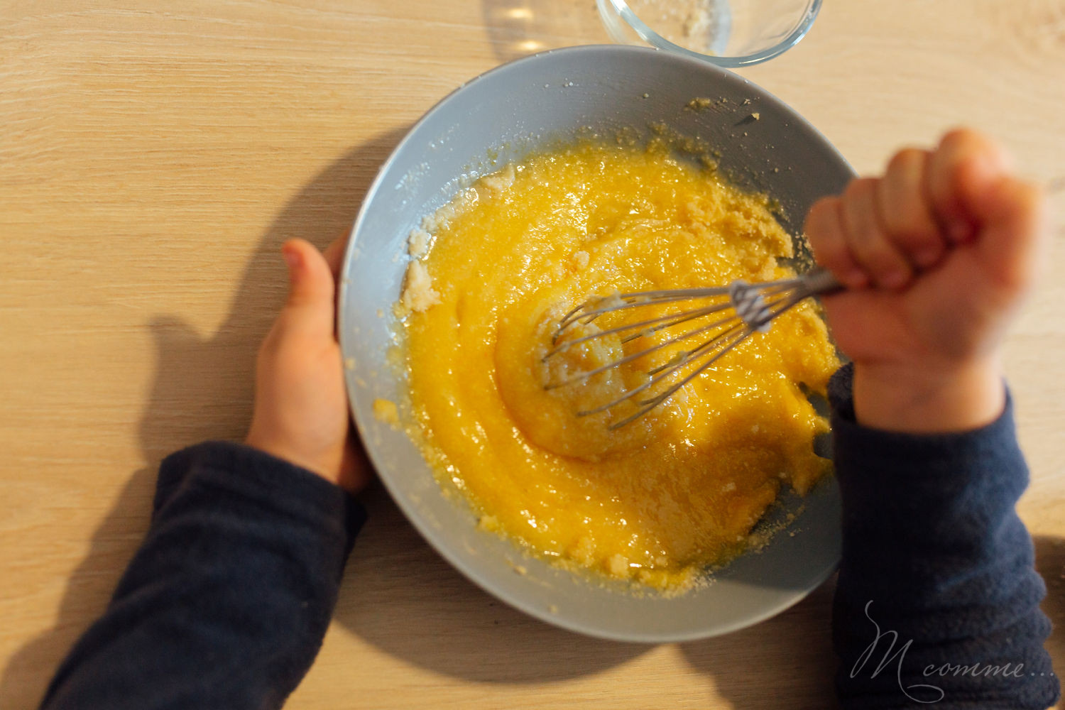 Je vous propose de revisiter la traditionnelle galette des rois en version sucettes et un petit tuto en famille pour réaliser des couronnes des rois. galette des rois frangipane