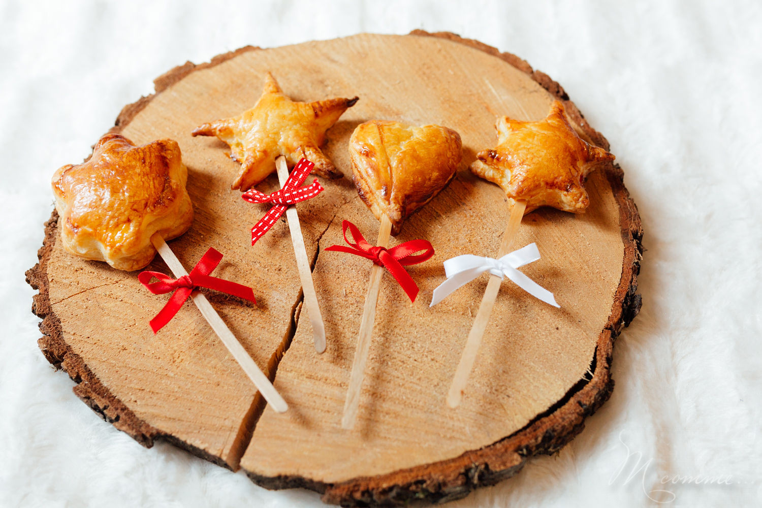 Je vous propose de revisiter la traditionnelle galette des rois en version sucettes et un petit tuto en famille pour réaliser des couronnes des rois. galette des rois frangipane