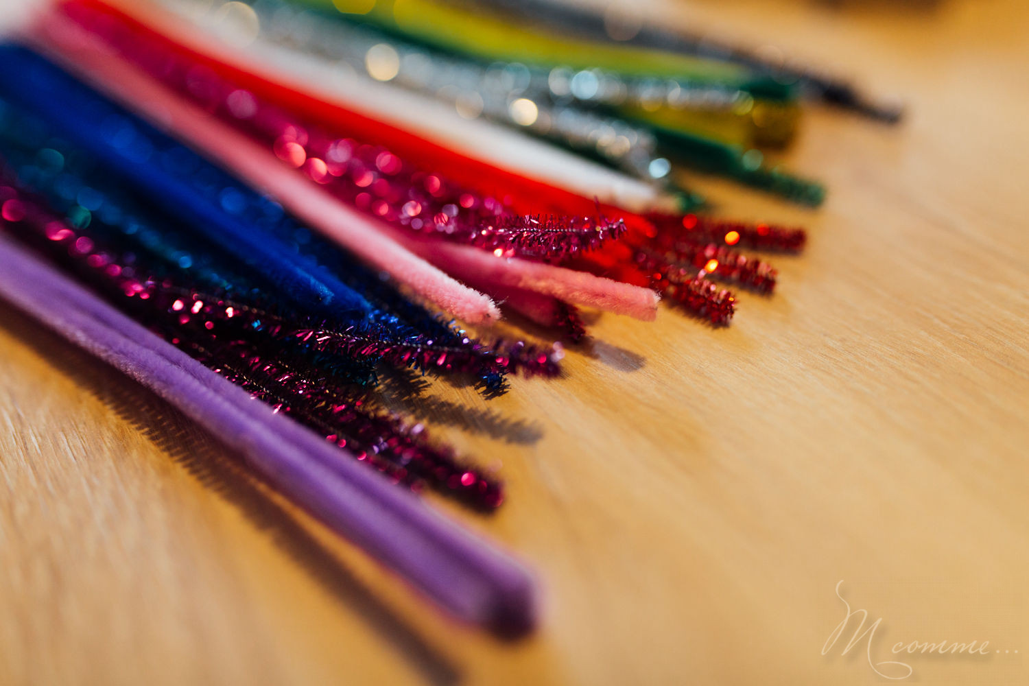 Je vous propose de revisiter la traditionnelle galette des rois en version sucettes et un petit tuto en famille pour réaliser des couronnes des rois. tuto couronne des rois