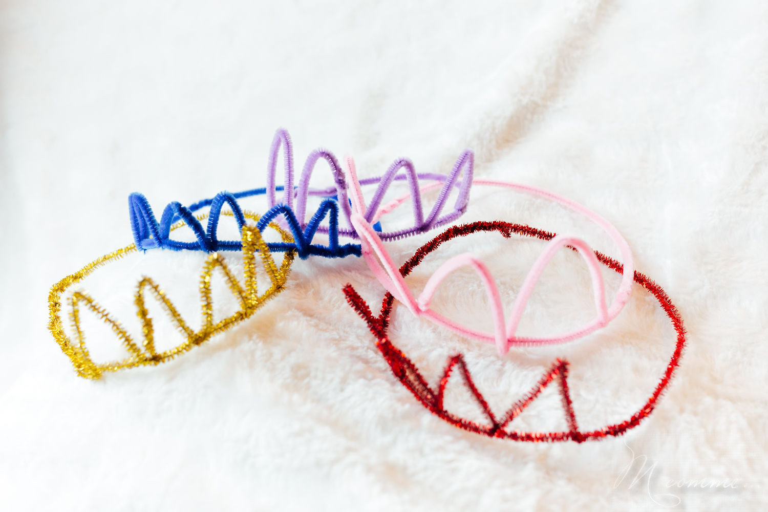 Je vous propose de revisiter la traditionnelle galette des rois en version sucettes et un petit tuto en famille pour réaliser des couronnes des rois. tuto couronne des rois