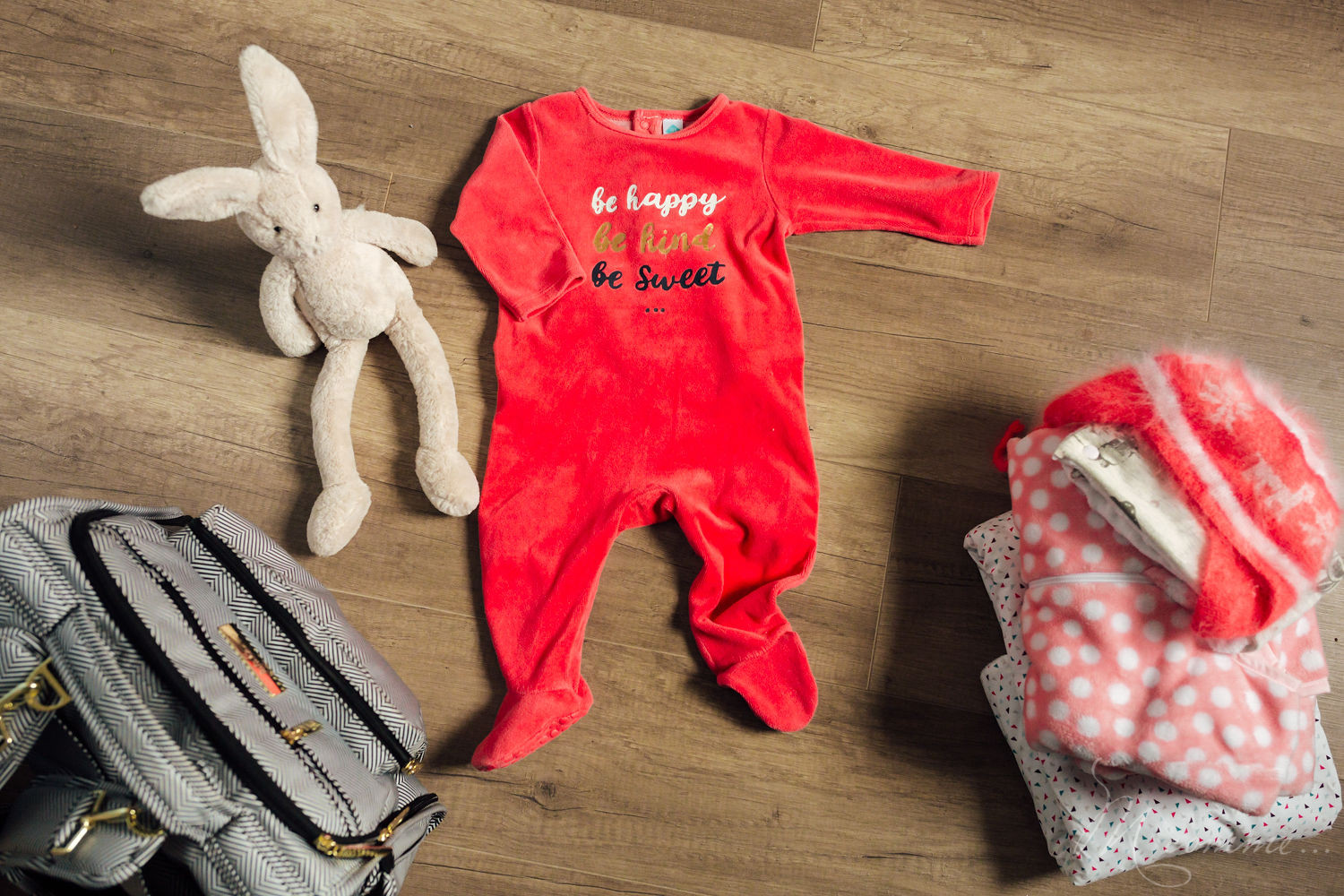 Je vous livre mes 5 indispensables pour être au top de l’organisation pour transporter et garder bébé au chaud l'hiver sans le réveiller. #hiver #bébé #couverture #gigoteuse #bébéendormi #garderbebeauchaud #froid #voiture #chezdesamis #habillerbébépoursortir bébé hiver