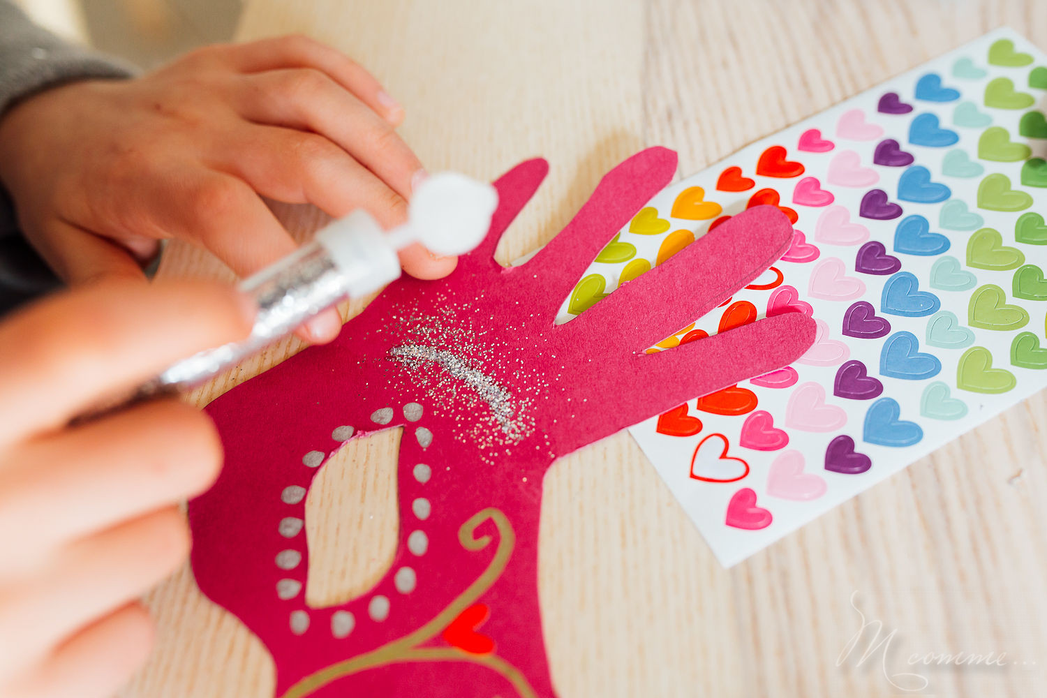 Je vous propose un tuto facile pour réaliser des masques pour le carnaval. Faciles, uniques et originaux ces masques sont une jolie activité à réaliser avec les enfants pour mardi gras. #carnaval #mardigras #masques #plumes #paillettes #loup #enfants #tuto #diy #faitmain #activites #activitesenfants #deguisement masques carnaval