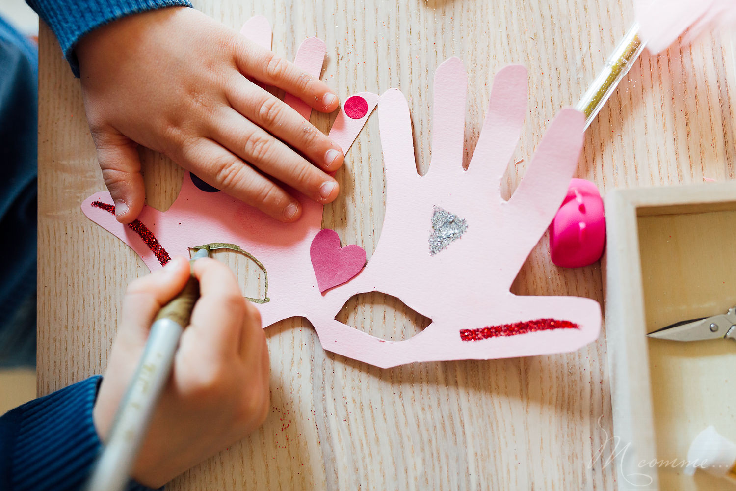 Je vous propose un tuto facile pour réaliser des masques pour le carnaval. Faciles, uniques et originaux ces masques sont une jolie activité à réaliser avec les enfants pour mardi gras. #carnaval #mardigras #masques #plumes #paillettes #loup #enfants #tuto #diy #faitmain #activites #activitesenfants #deguisement masques carnaval