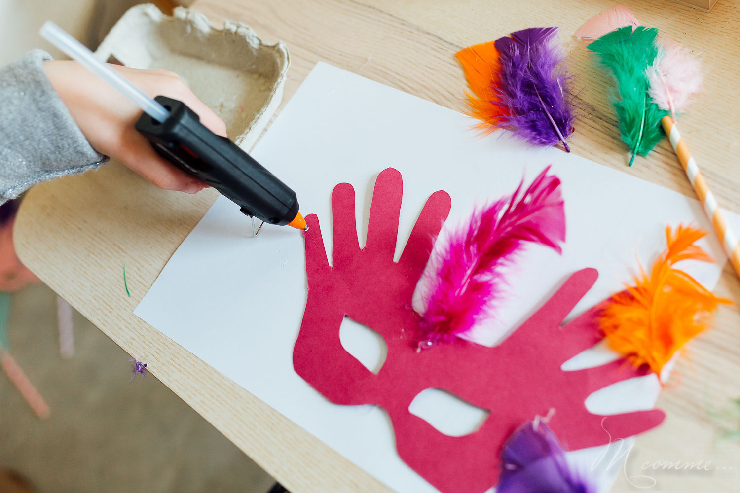 Je vous propose un tuto facile pour réaliser des masques pour le carnaval. Faciles, uniques et originaux ces masques sont une jolie activité à réaliser avec les enfants pour mardi gras. #carnaval #mardigras #masques #plumes #paillettes #loup #enfants #tuto #diy #faitmain #activites #activitesenfants #deguisement masques carnaval