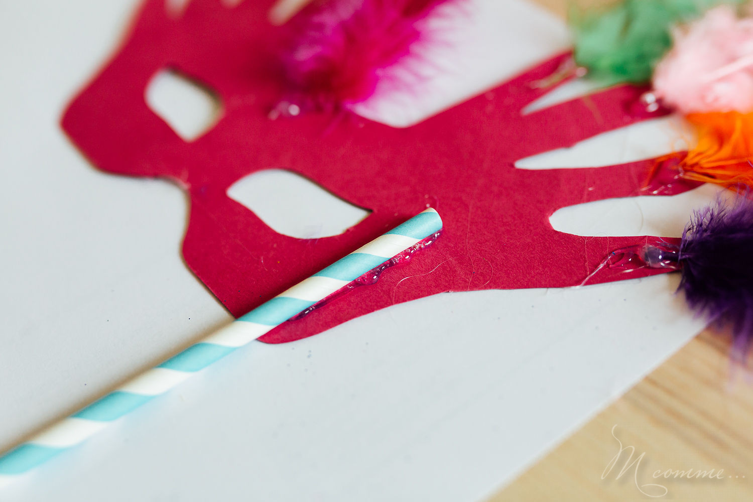 Je vous propose un tuto facile pour réaliser des masques pour le carnaval. Faciles, uniques et originaux ces masques sont une jolie activité à réaliser avec les enfants pour mardi gras. #carnaval #mardigras #masques #plumes #paillettes #loup #enfants #tuto #diy #faitmain #activites #activitesenfants #deguisement masques carnaval
