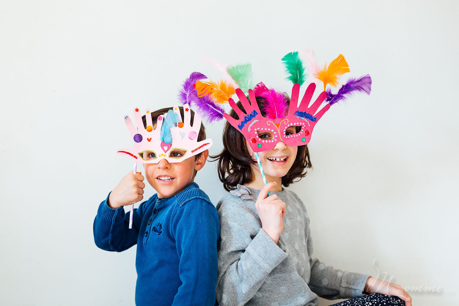 Je vous propose un tuto facile pour réaliser des masques pour le carnaval. Faciles, uniques et originaux ces masques sont une jolie activité à réaliser avec les enfants pour mardi gras. #carnaval #mardigras #masques #plumes #paillettes #loup #enfants #tuto #diy #faitmain #activites #activitesenfants #deguisement masques carnaval