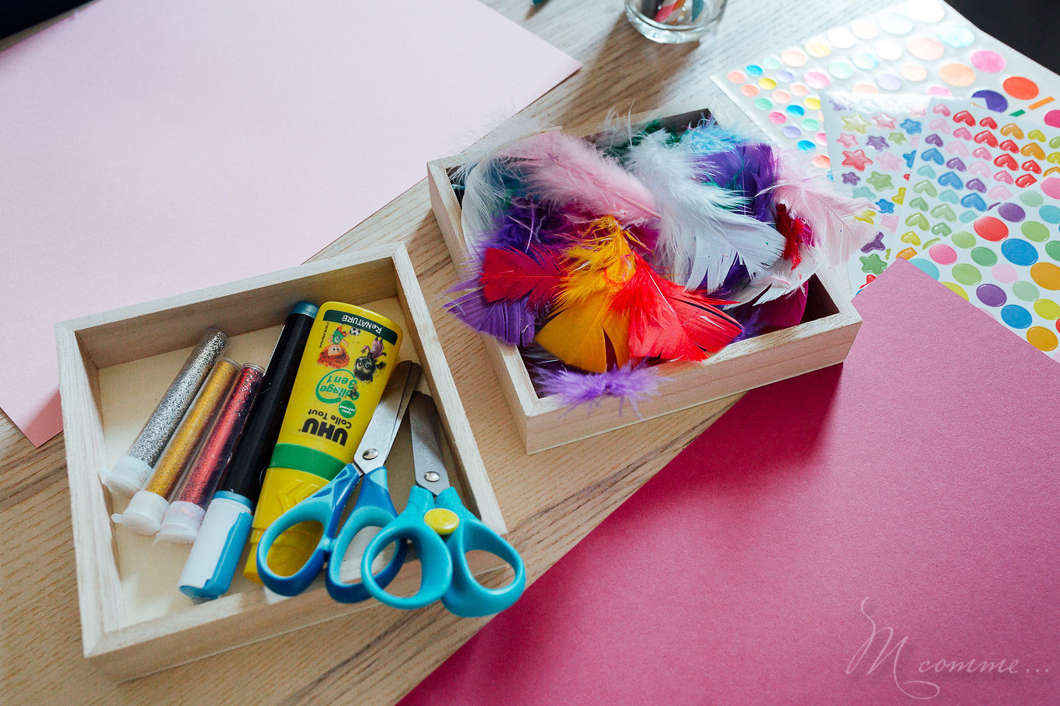 Je vous propose un tuto facile pour réaliser des masques pour le carnaval. Faciles, uniques et originaux ces masques sont une jolie activité à réaliser avec les enfants pour mardi gras. #carnaval #mardigras #masques #plumes #paillettes #loup #enfants #tuto #diy #faitmain #activites #activitesenfants #deguisement masques carnaval
