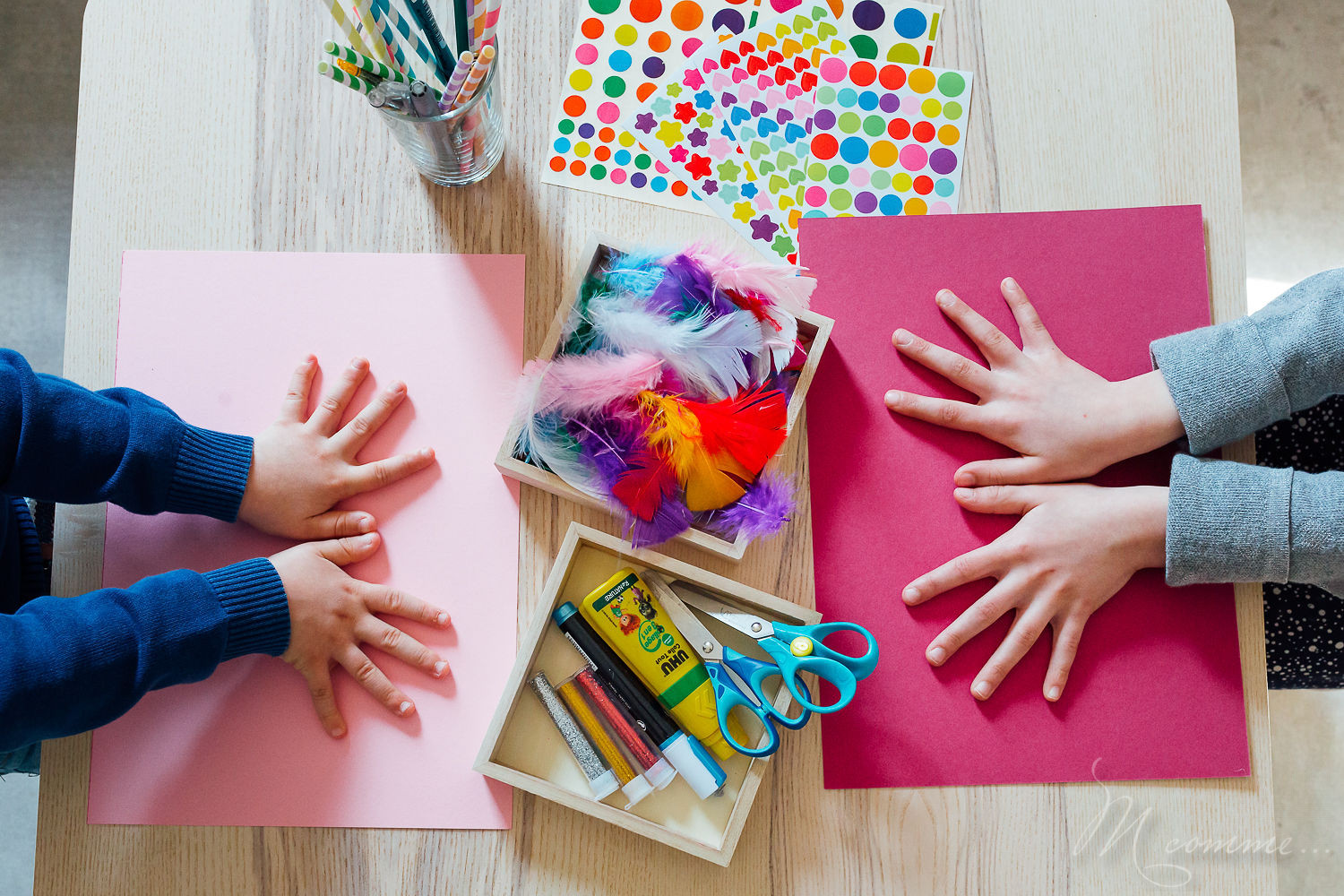 Je vous propose un tuto facile pour réaliser des masques pour le carnaval. Faciles, uniques et originaux ces masques sont une jolie activité à réaliser avec les enfants pour mardi gras. #carnaval #mardigras #masques #plumes #paillettes #loup #enfants #tuto #diy #faitmain #activites #activitesenfants #deguisement masques carnaval