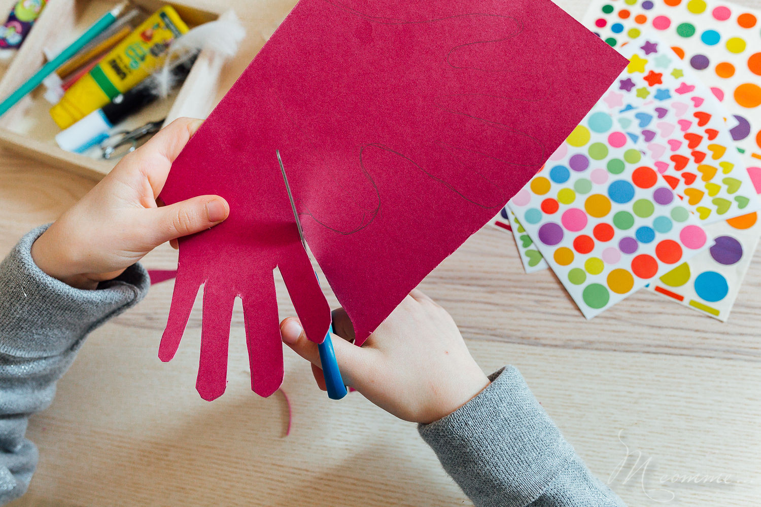 Je vous propose un tuto facile pour réaliser des masques pour le carnaval. Faciles, uniques et originaux ces masques sont une jolie activité à réaliser avec les enfants pour mardi gras. #carnaval #mardigras #masques #plumes #paillettes #loup #enfants #tuto #diy #faitmain #activites #activitesenfants #deguisement masques carnaval