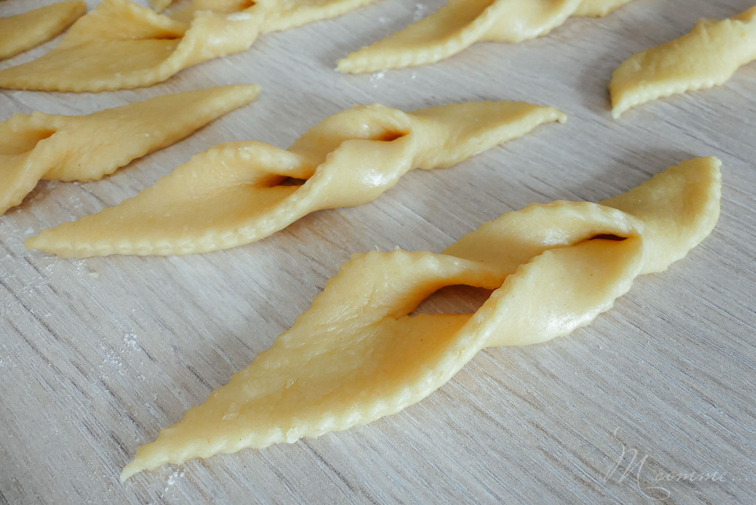 Qui dit mardi gras et carnaval dit bugnes ! Ici c’est une tradition de cuisiner des bugnes moelleuses et savoureuses en cette période de l’année. #bugnes #bugneslyonnaises #Lyon #beignets #tradition #recettetraditionnelle #mardigras #carnaval #cuisinerenfamille #cuisine #famille recette bugnes carnaval