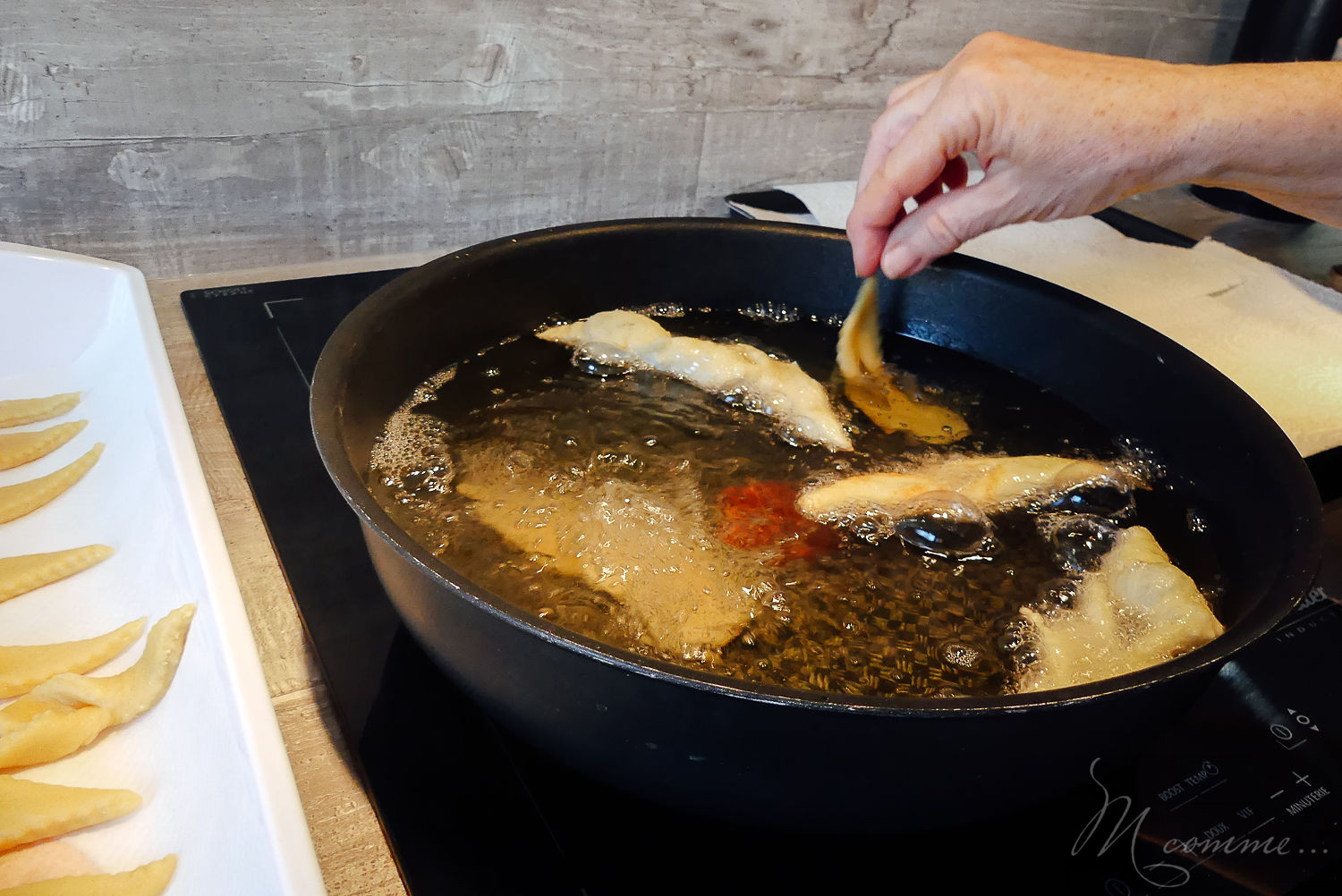Qui dit mardi gras et carnaval dit bugnes ! Ici c’est une tradition de cuisiner des bugnes moelleuses et savoureuses en cette période de l’année. #bugnes #bugneslyonnaises #Lyon #beignets #tradition #recettetraditionnelle #mardigras #carnaval #cuisinerenfamille #cuisine #famille recette bugnes carnaval