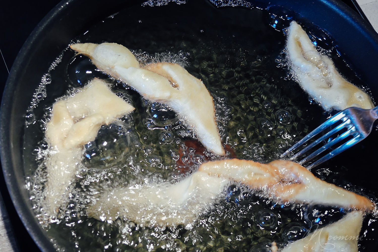 Qui dit mardi gras et carnaval dit bugnes ! Ici c’est une tradition de cuisiner des bugnes moelleuses et savoureuses en cette période de l’année. #bugnes #bugneslyonnaises #Lyon #beignets #tradition #recettetraditionnelle #mardigras #carnaval #cuisinerenfamille #cuisine #famille recette bugnes carnaval