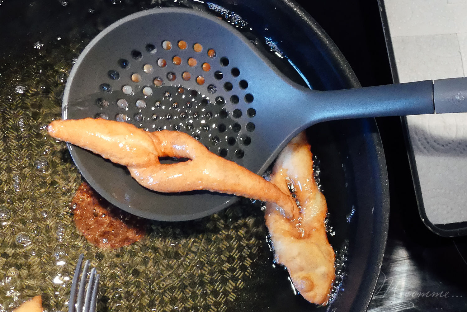 Qui dit mardi gras et carnaval dit bugnes ! Ici c’est une tradition de cuisiner des bugnes moelleuses et savoureuses en cette période de l’année. #bugnes #bugneslyonnaises #Lyon #beignets #tradition #recettetraditionnelle #mardigras #carnaval #cuisinerenfamille #cuisine #famille recette bugnes carnaval