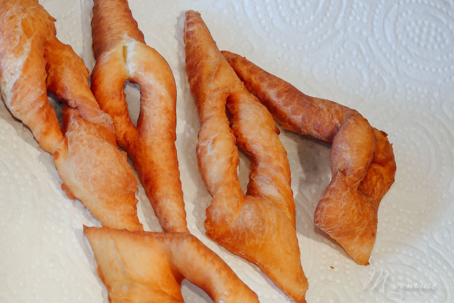 Qui dit mardi gras et carnaval dit bugnes ! Ici c’est une tradition de cuisiner des bugnes moelleuses et savoureuses en cette période de l’année. #bugnes #bugneslyonnaises #Lyon #beignets #tradition #recettetraditionnelle #mardigras #carnaval #cuisinerenfamille #cuisine #famille recette bugnes carnaval