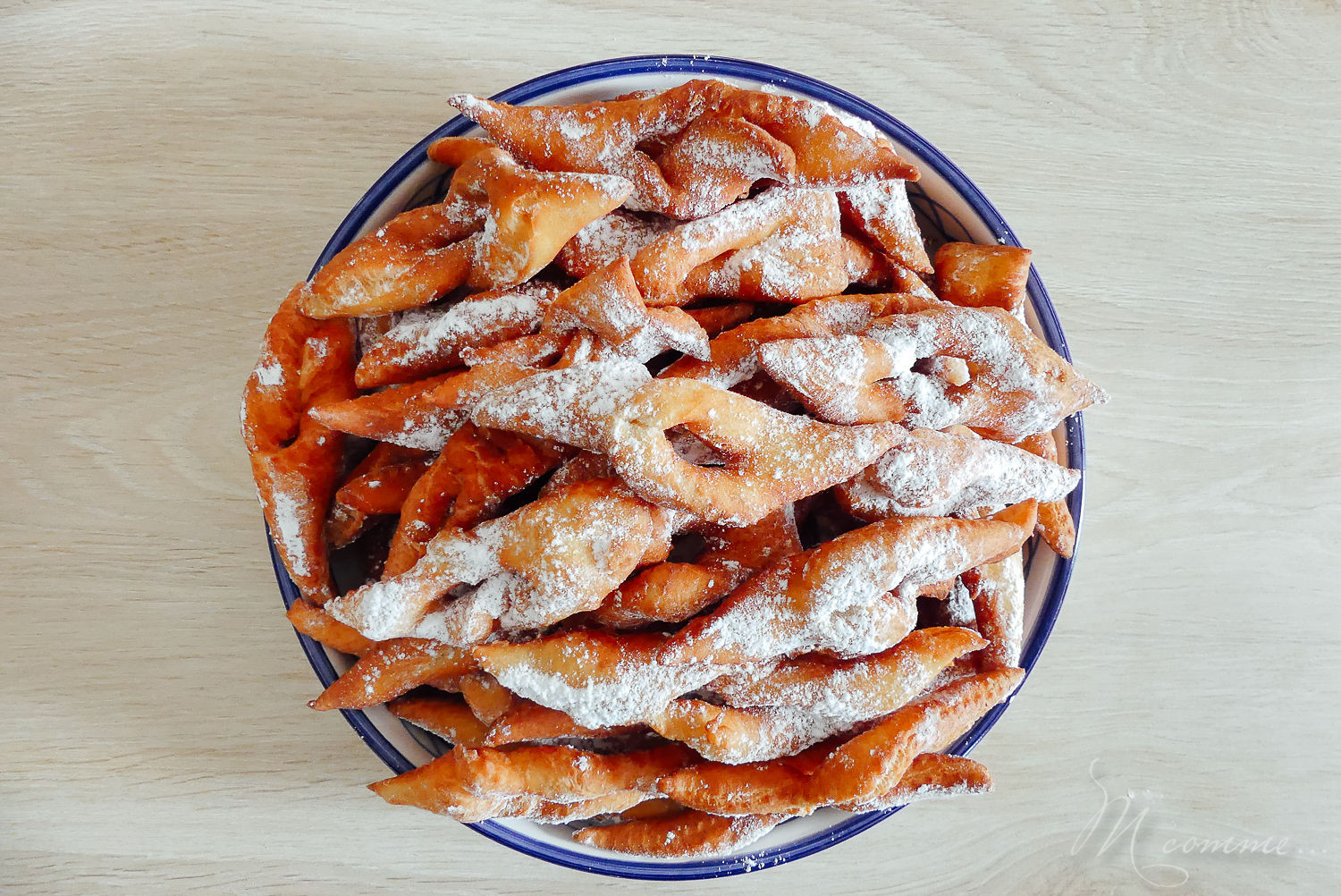 Qui dit mardi gras et carnaval dit bugnes ! Ici c’est une tradition de cuisiner des bugnes moelleuses et savoureuses en cette période de l’année. #bugnes #bugneslyonnaises #Lyon #beignets #tradition #recettetraditionnelle #mardigras #carnaval #cuisinerenfamille #cuisine #famille recette bugnes carnaval