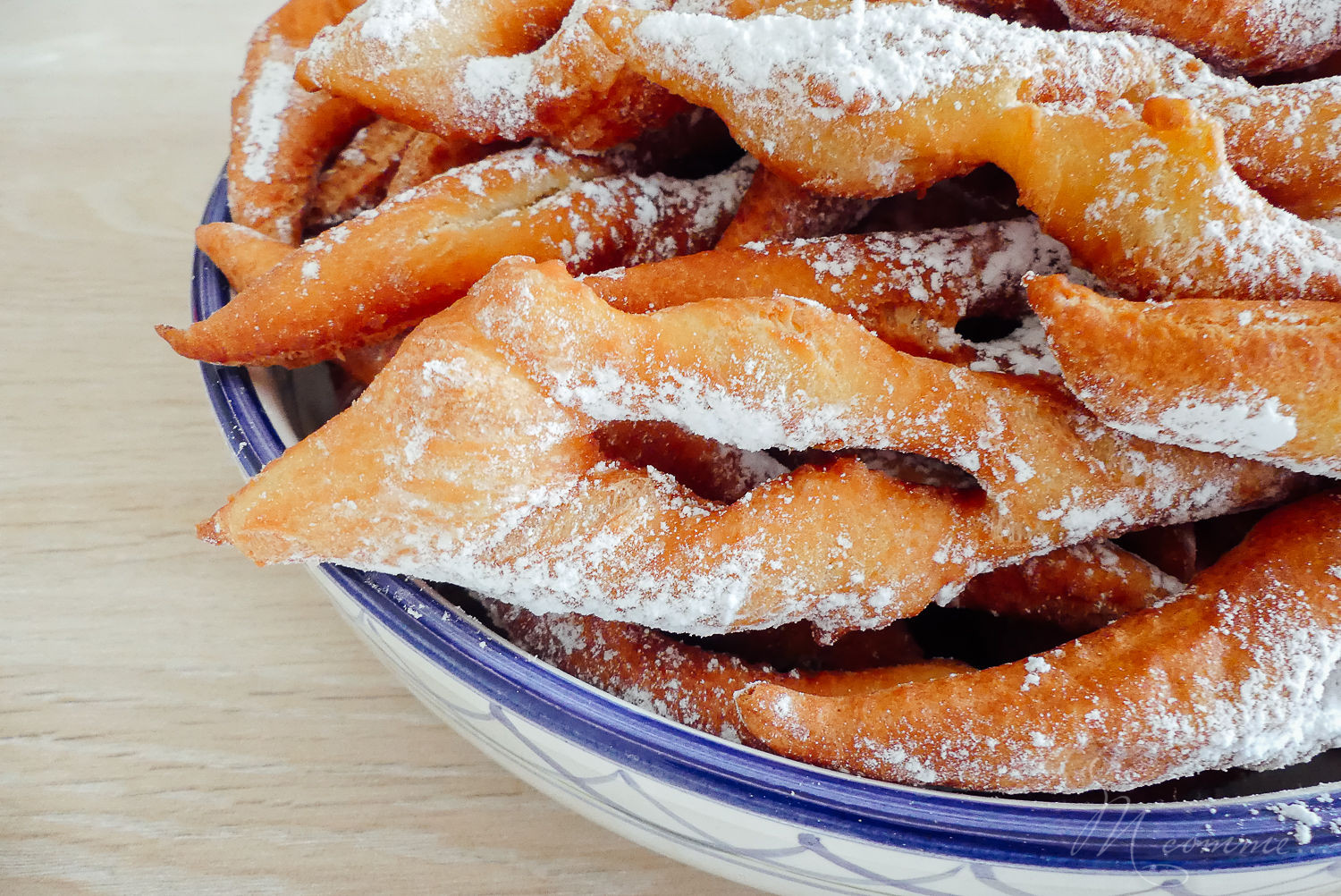 Qui dit mardi gras et carnaval dit bugnes ! Ici c’est une tradition de cuisiner des bugnes moelleuses et savoureuses en cette période de l’année. #bugnes #bugneslyonnaises #Lyon #beignets #tradition #recettetraditionnelle #mardigras #carnaval #cuisinerenfamille #cuisine #famille recette bugnes carnaval