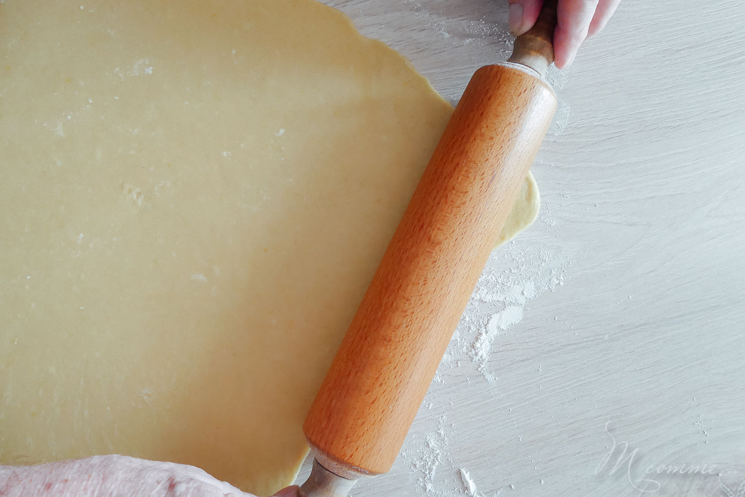 Qui dit mardi gras et carnaval dit bugnes ! Ici c’est une tradition de cuisiner des bugnes moelleuses et savoureuses en cette période de l’année. #bugnes #bugneslyonnaises #Lyon #beignets #tradition #recettetraditionnelle #mardigras #carnaval #cuisinerenfamille #cuisine #famille recette bugnes carnaval