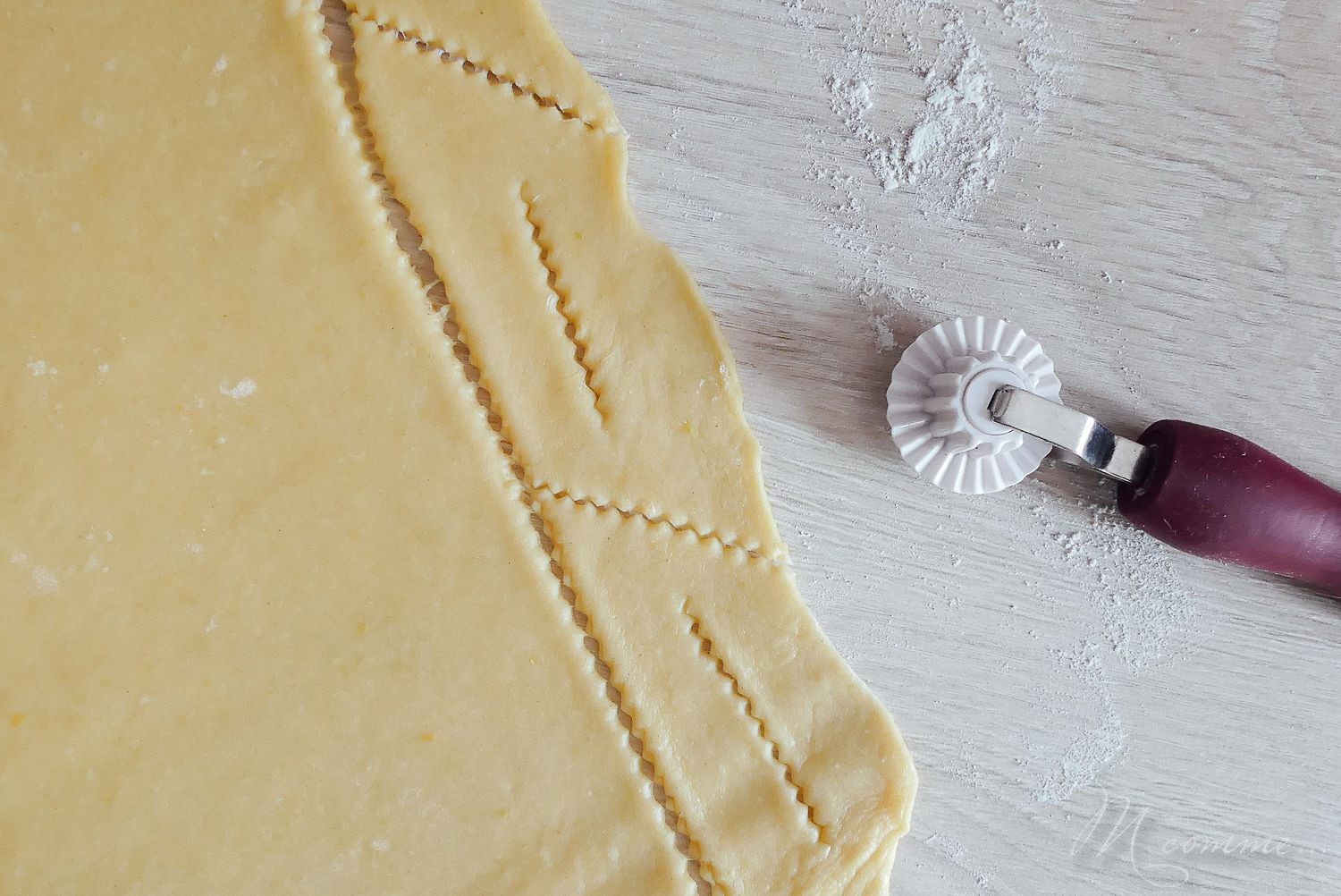 Qui dit mardi gras et carnaval dit bugnes ! Ici c’est une tradition de cuisiner des bugnes moelleuses et savoureuses en cette période de l’année. #bugnes #bugneslyonnaises #Lyon #beignets #tradition #recettetraditionnelle #mardigras #carnaval #cuisinerenfamille #cuisine #famille recette bugnes carnaval