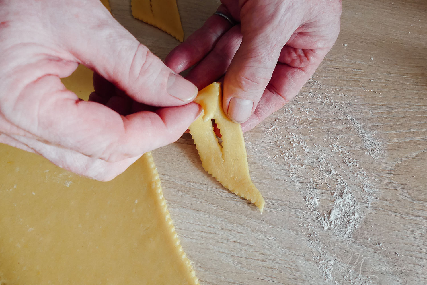 Qui dit mardi gras et carnaval dit bugnes ! Ici c’est une tradition de cuisiner des bugnes moelleuses et savoureuses en cette période de l’année. #bugnes #bugneslyonnaises #Lyon #beignets #tradition #recettetraditionnelle #mardigras #carnaval #cuisinerenfamille #cuisine #famille recette bugnes carnaval
