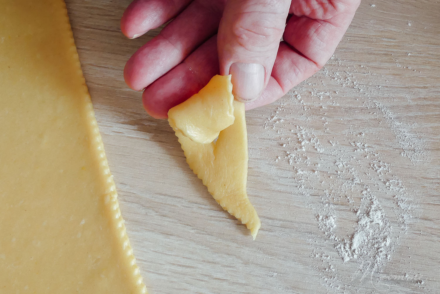 Qui dit mardi gras et carnaval dit bugnes ! Ici c’est une tradition de cuisiner des bugnes moelleuses et savoureuses en cette période de l’année. #bugnes #bugneslyonnaises #Lyon #beignets #tradition #recettetraditionnelle #mardigras #carnaval #cuisinerenfamille #cuisine #famille recette bugnes carnaval