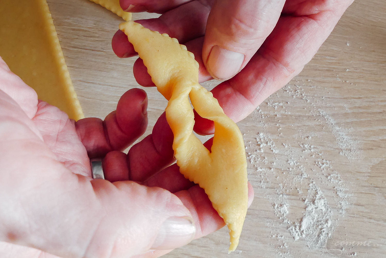 Qui dit mardi gras et carnaval dit bugnes ! Ici c’est une tradition de cuisiner des bugnes moelleuses et savoureuses en cette période de l’année. #bugnes #bugneslyonnaises #Lyon #beignets #tradition #recettetraditionnelle #mardigras #carnaval #cuisinerenfamille #cuisine #famille recette bugnes carnaval