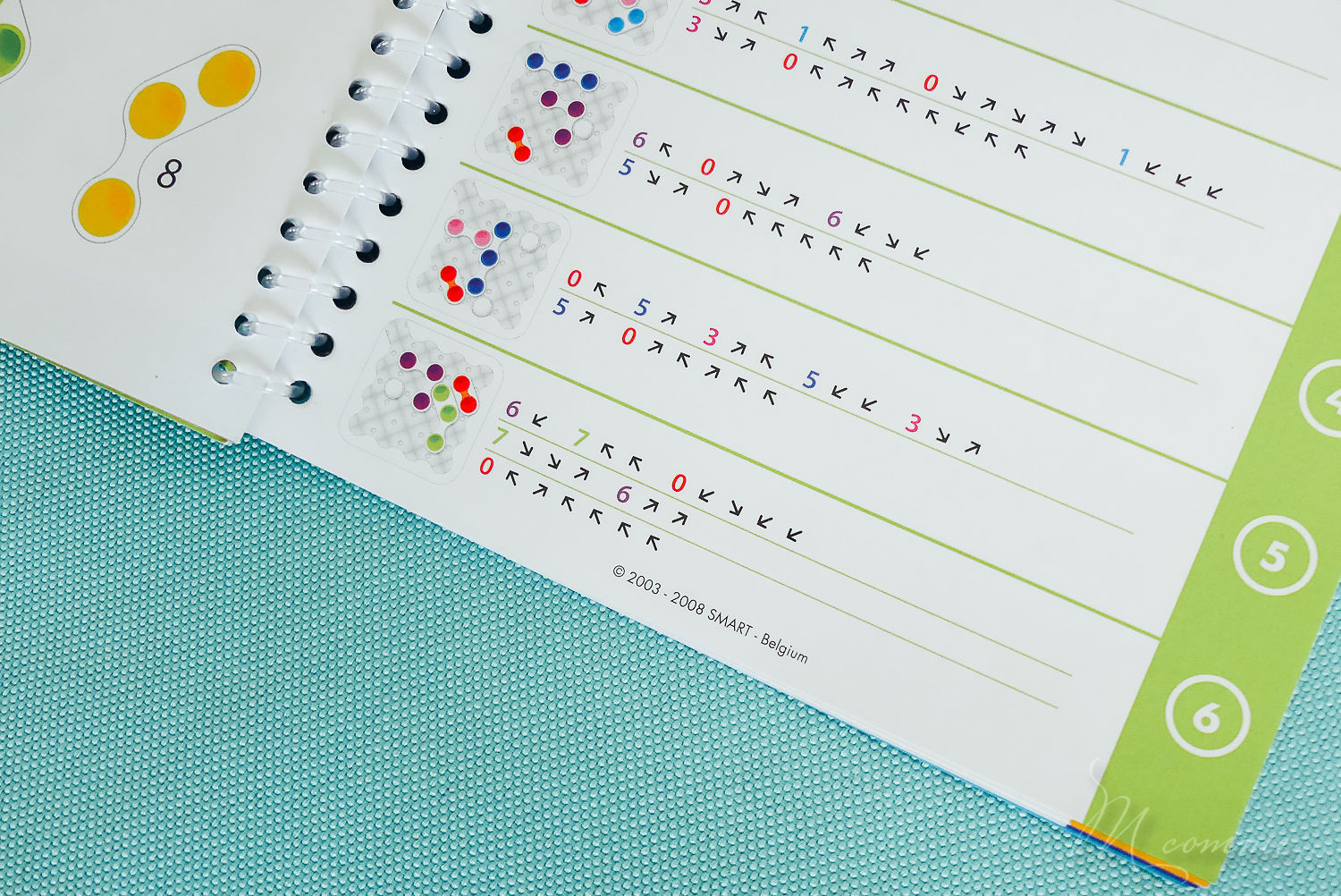 Le jeu de société Antivirus de Smartgames, un jeu de réflexion pour un seul joueur dans lequel il faudra visualiser les déplacements et faire fonctionner ses méninges. #jeu #jeudesociété #jeudereflexion #enfants #jeuenfants jeu société réflexion antivirus