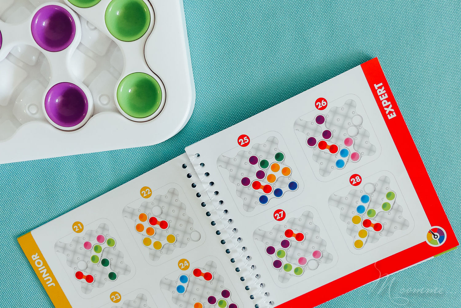 Le jeu de société Antivirus de Smartgames, un jeu de réflexion pour un seul joueur dans lequel il faudra visualiser les déplacements et faire fonctionner ses méninges. #jeu #jeudesociété #jeudereflexion #enfants #jeuenfants jeu société réflexion antivirus