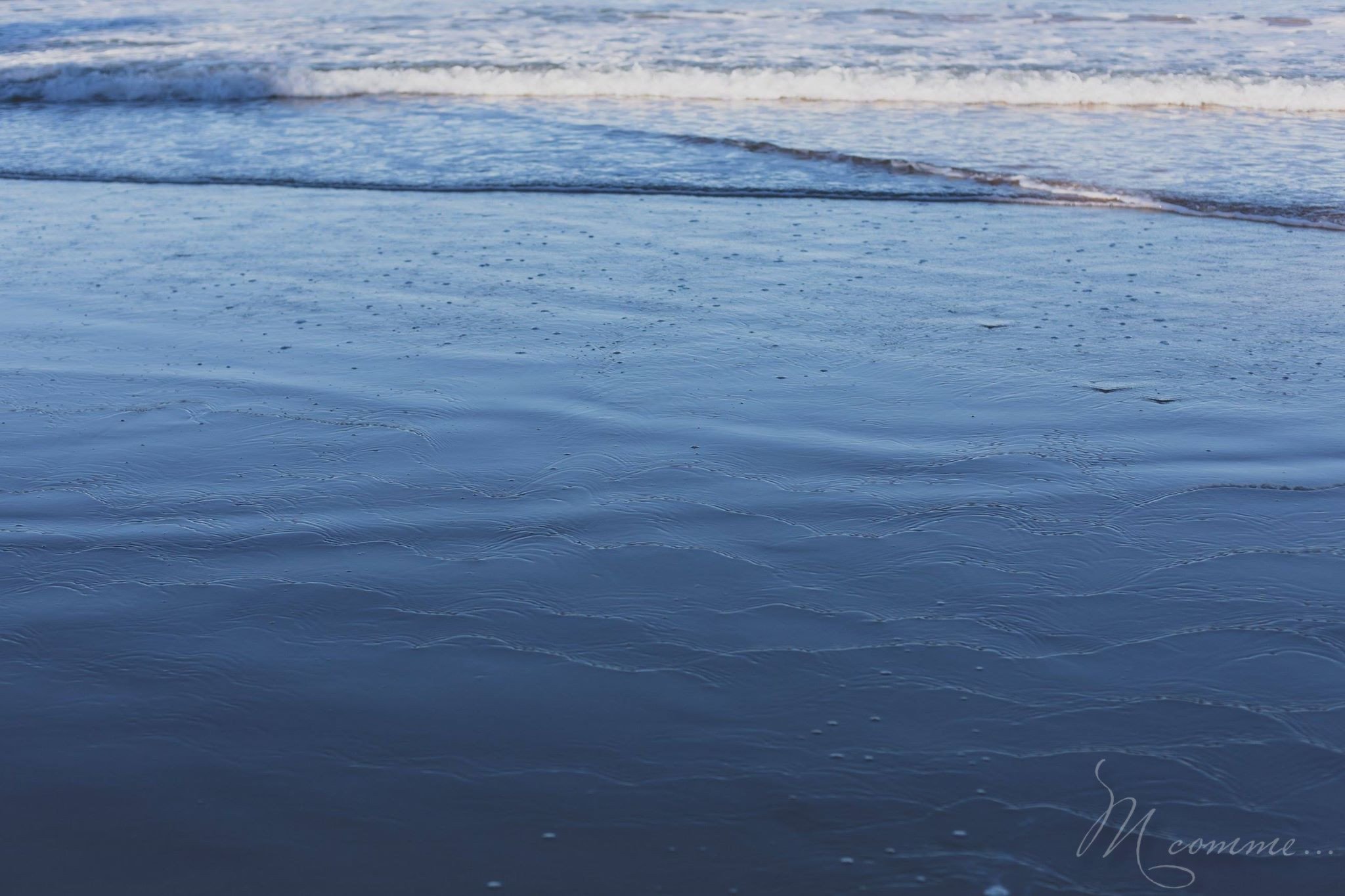 Je ressens parfois une profonde solitude, que j’ai envie d’appeler « la solitude de maman » : jamais seule, et à la fois si seule. Est-cela être mère ? #maman #solitudedemaman #mamanseule #culpabilite #toutgerer #mere #epreuves #sentimentdesolitude #seule solitude de maman