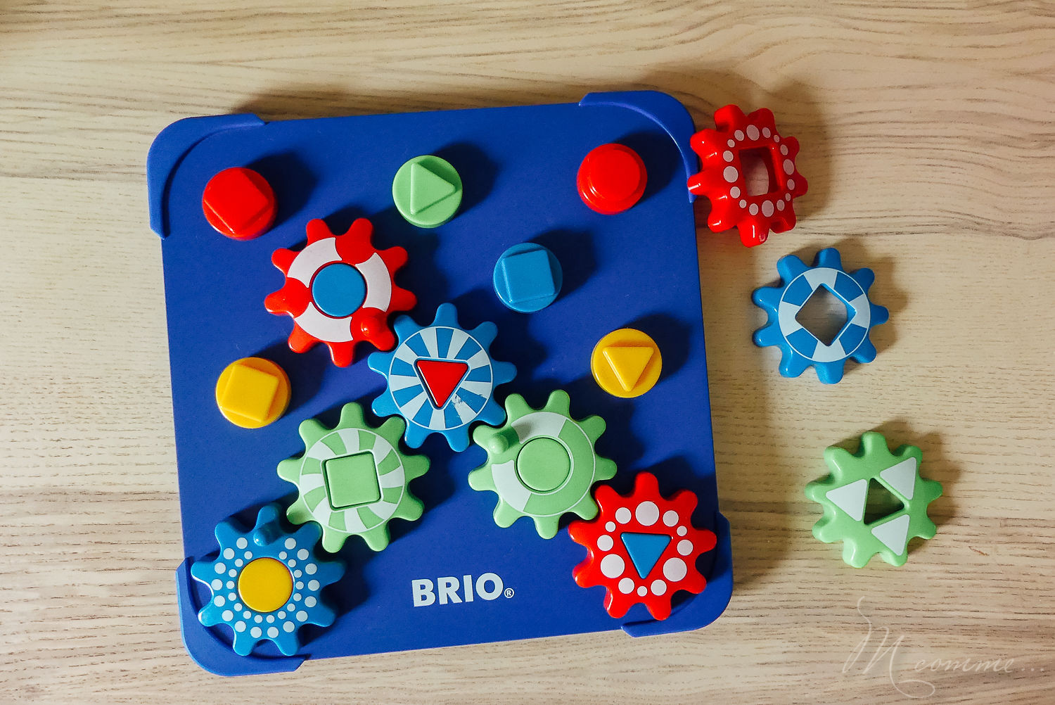 Retrouvez 4 jeux, variés, pour développer la motricité fine de votre enfant. Jeu d’enfilage, d’équilibre, d’engrenages etc. sont autant d’activités qui lui permettront d’apprendre la précision des gestes tout en s’amusant. #motricite  #motricitefine #developpementenfant #ateliersmotricite #outils #jeux #idees #precisiondesgestes #habilete #manuel #autonomie puzzle à engrenages motricité fine