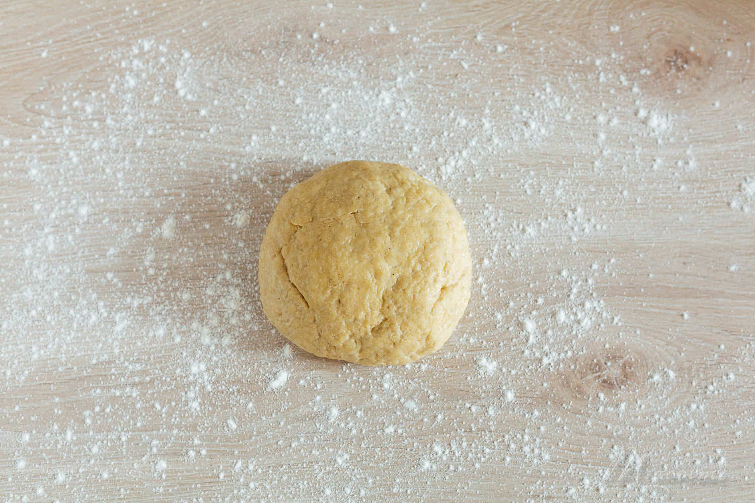 Une recette facile de brioche de Pâques sans beurre pour réaliser de mignons lapins de Pâques. Une jolie alternative aux chocolats de Pâques ! A déguster pour le goûter ou le petit déjeuner. #brioche #briochedepaques #briochesansbeurre #briochelapins #lapins #lapinsdepaques #recette #recettepaques #enfants #gouter #petitdejeuner #paques recette brioche sans beurre