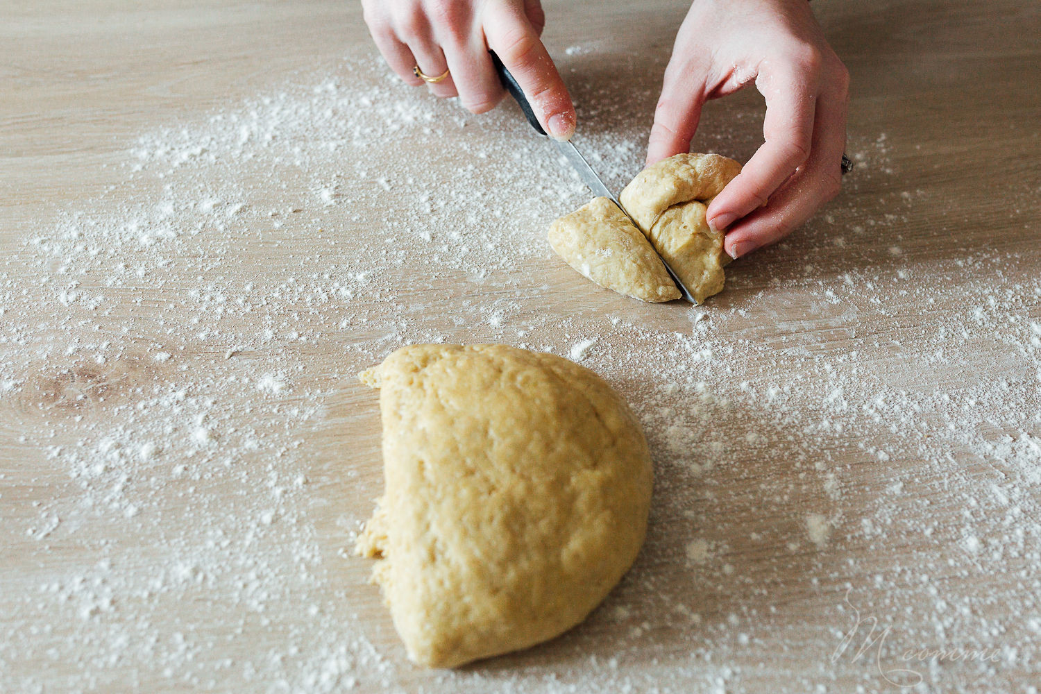 Une recette facile de brioche de Pâques sans beurre pour réaliser de mignons lapins de Pâques. Une jolie alternative aux chocolats de Pâques ! A déguster pour le goûter ou le petit déjeuner. #brioche #briochedepaques #briochesansbeurre #briochelapins #lapins #lapinsdepaques #recette #recettepaques #enfants #gouter #petitdejeuner #paques recette brioche sans beurre Pâques