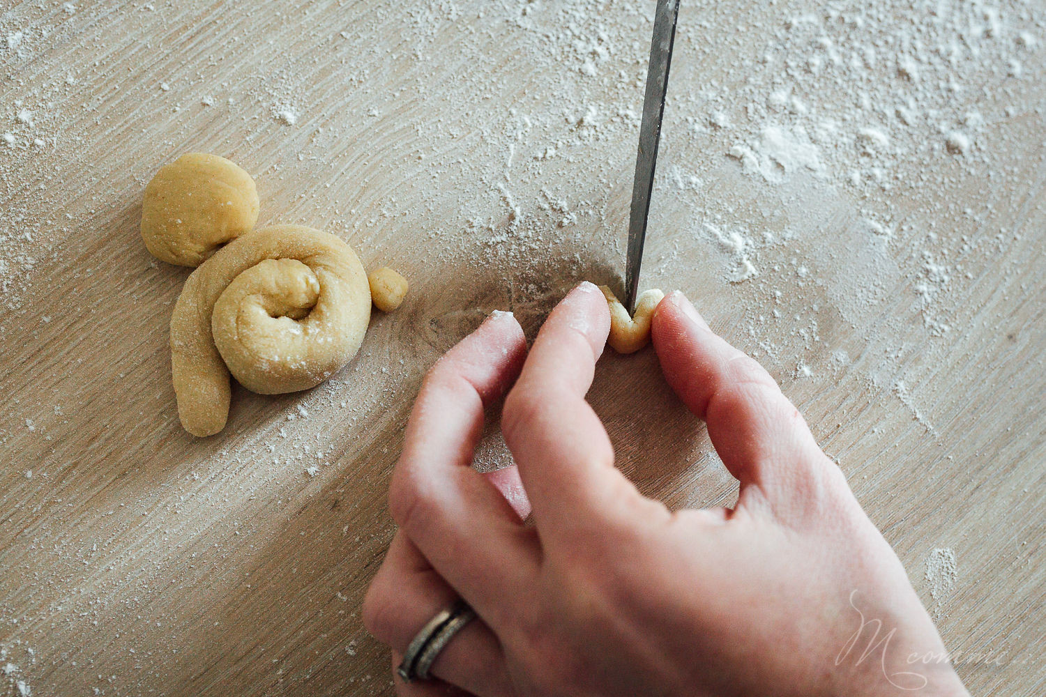 Une recette facile de brioche de Pâques sans beurre pour réaliser de mignons lapins de Pâques. Une jolie alternative aux chocolats de Pâques ! A déguster pour le goûter ou le petit déjeuner. #brioche #briochedepaques #briochesansbeurre #briochelapins #lapins #lapinsdepaques #recette #recettepaques #enfants #gouter #petitdejeuner #paques brioche de Pâques lapin