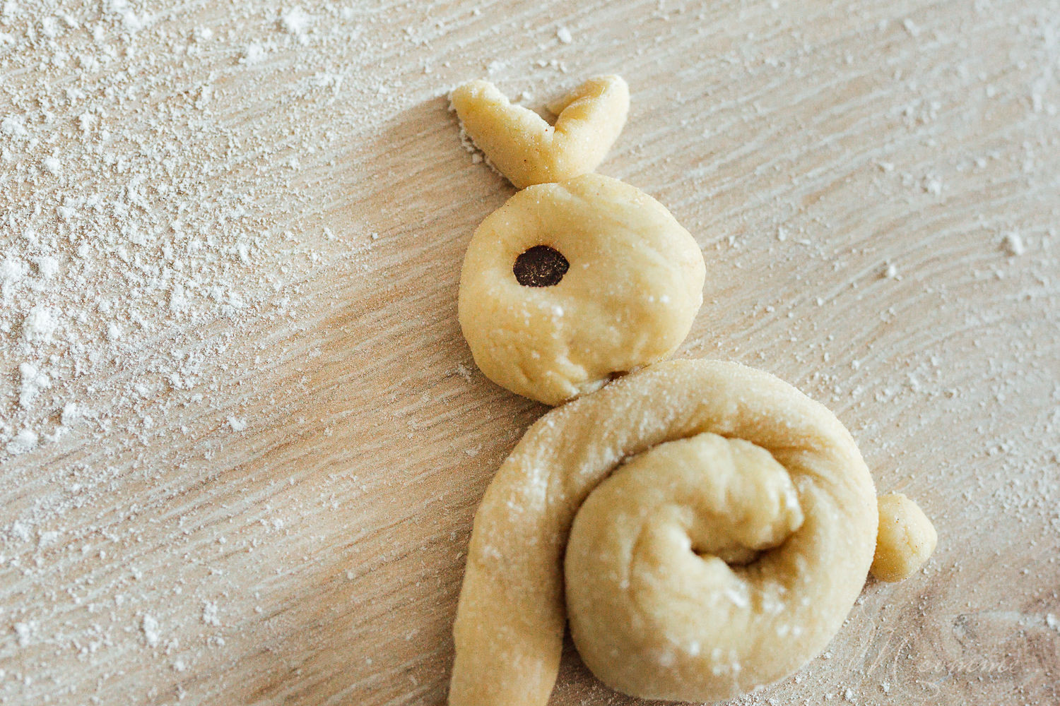 Une recette facile de brioche de Pâques sans beurre pour réaliser de mignons lapins de Pâques. Une jolie alternative aux chocolats de Pâques ! A déguster pour le goûter ou le petit déjeuner. #brioche #briochedepaques #briochesansbeurre #briochelapins #lapins #lapinsdepaques #recette #recettepaques #enfants #gouter #petitdejeuner #paques brioche de Pâques lapin