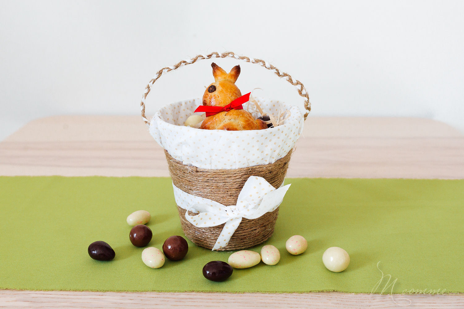 Une recette facile de brioche de Pâques sans beurre pour réaliser de mignons lapins de Pâques. Une jolie alternative aux chocolats de Pâques ! A déguster pour le goûter ou le petit déjeuner. #brioche #briochedepaques #briochesansbeurre #briochelapins #lapins #lapinsdepaques #recette #recettepaques #enfants #gouter #petitdejeuner #paques panier de Paques lapin brioche